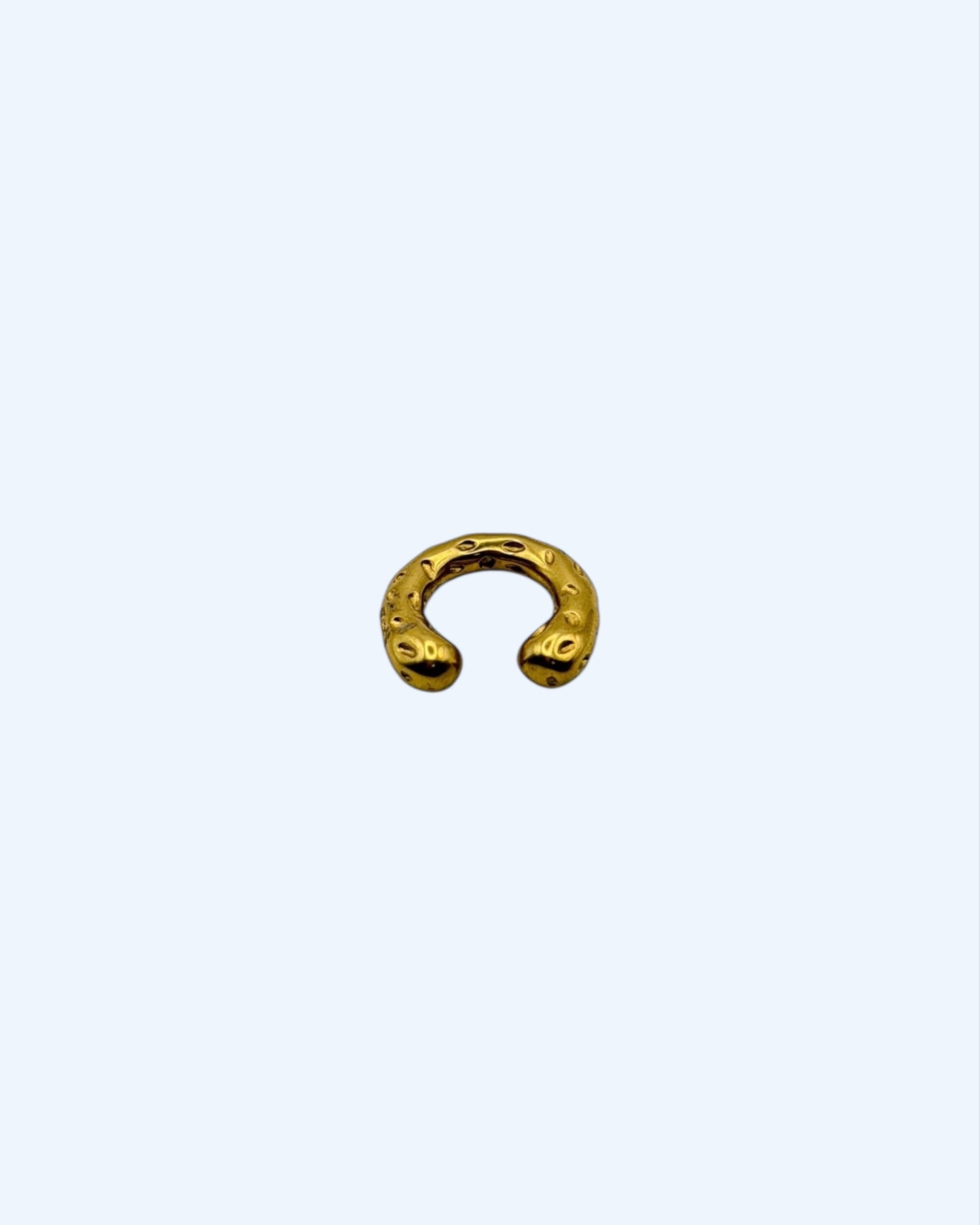 EAR CUFF MARTELADO DOURADO EM AÇO INOXIDÁVEL