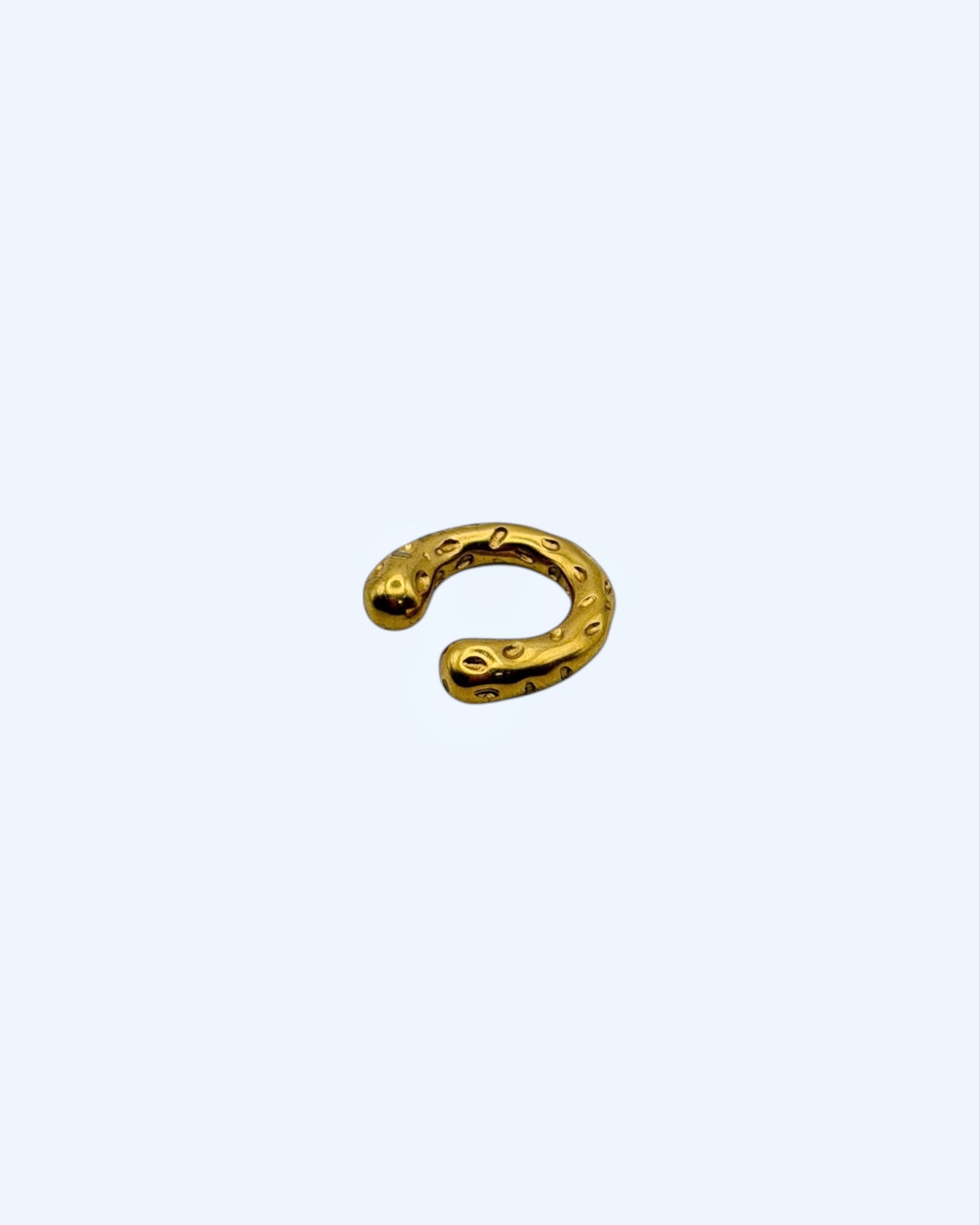 EAR CUFF MARTELADO DOURADO EM AÇO INOXIDÁVEL