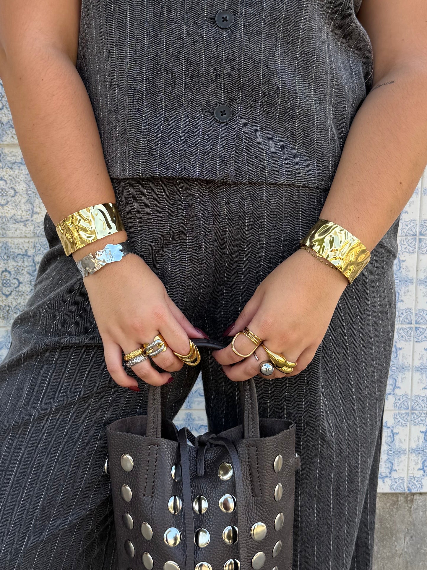 HALO - PULSEIRA DOURADA MARTELADA AJUSTÁVEL EM AÇO INOXIDÁVEL