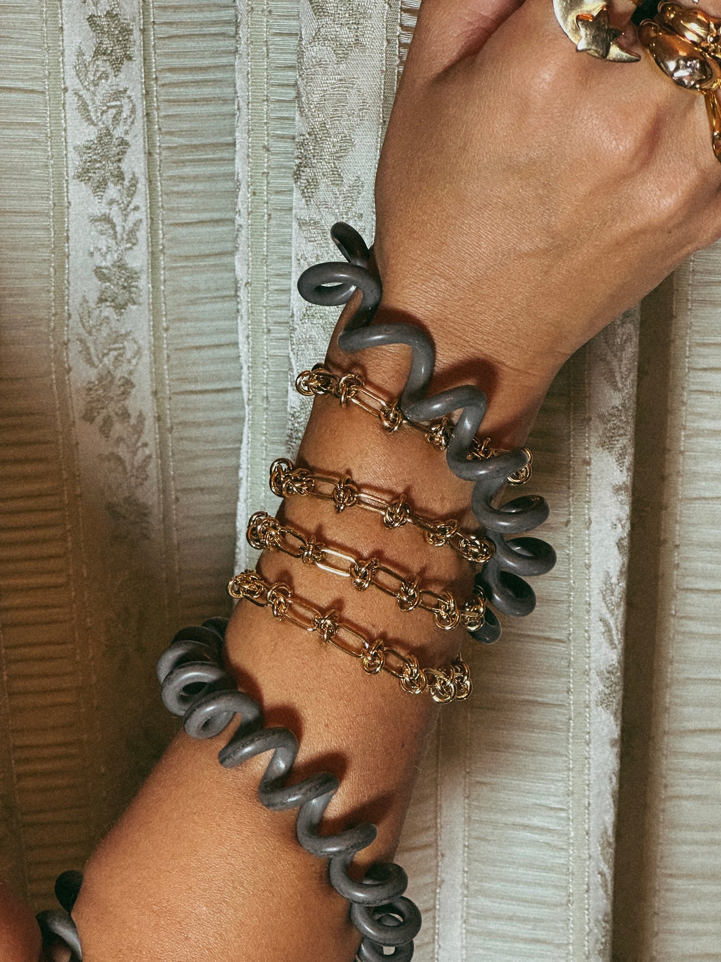 PULSEIRA CORRENTE COM ELOS ENTRELAÇADOS EM AÇO INOXIDÁVEL