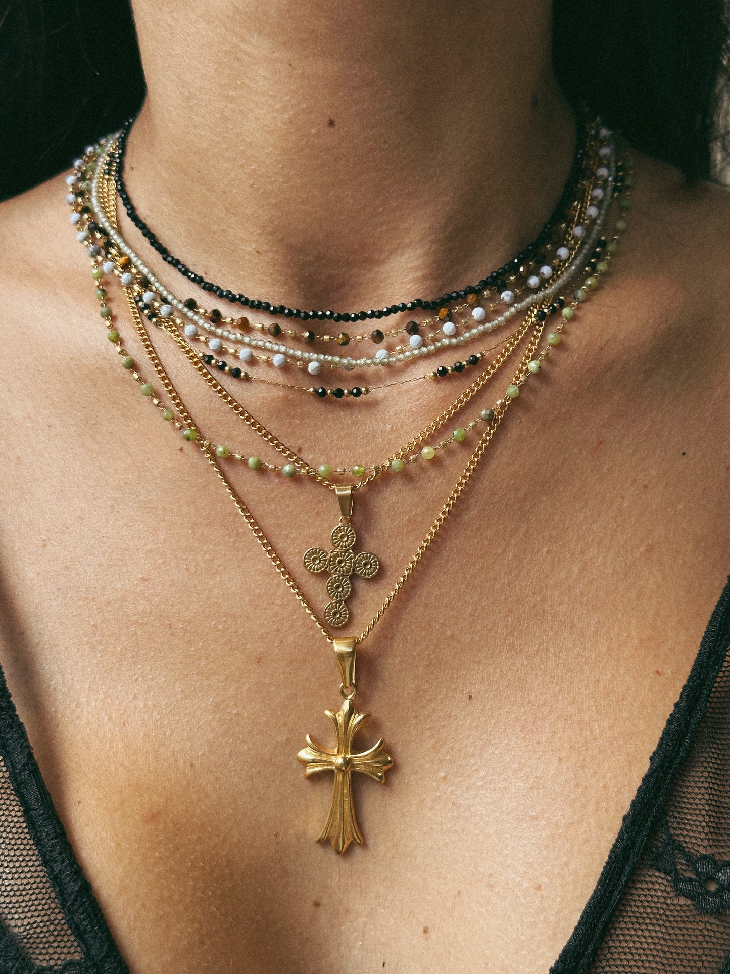 COLAR EM CORRENTE FINA DOURADA COM ZIRCÓNIAS FACETADAS