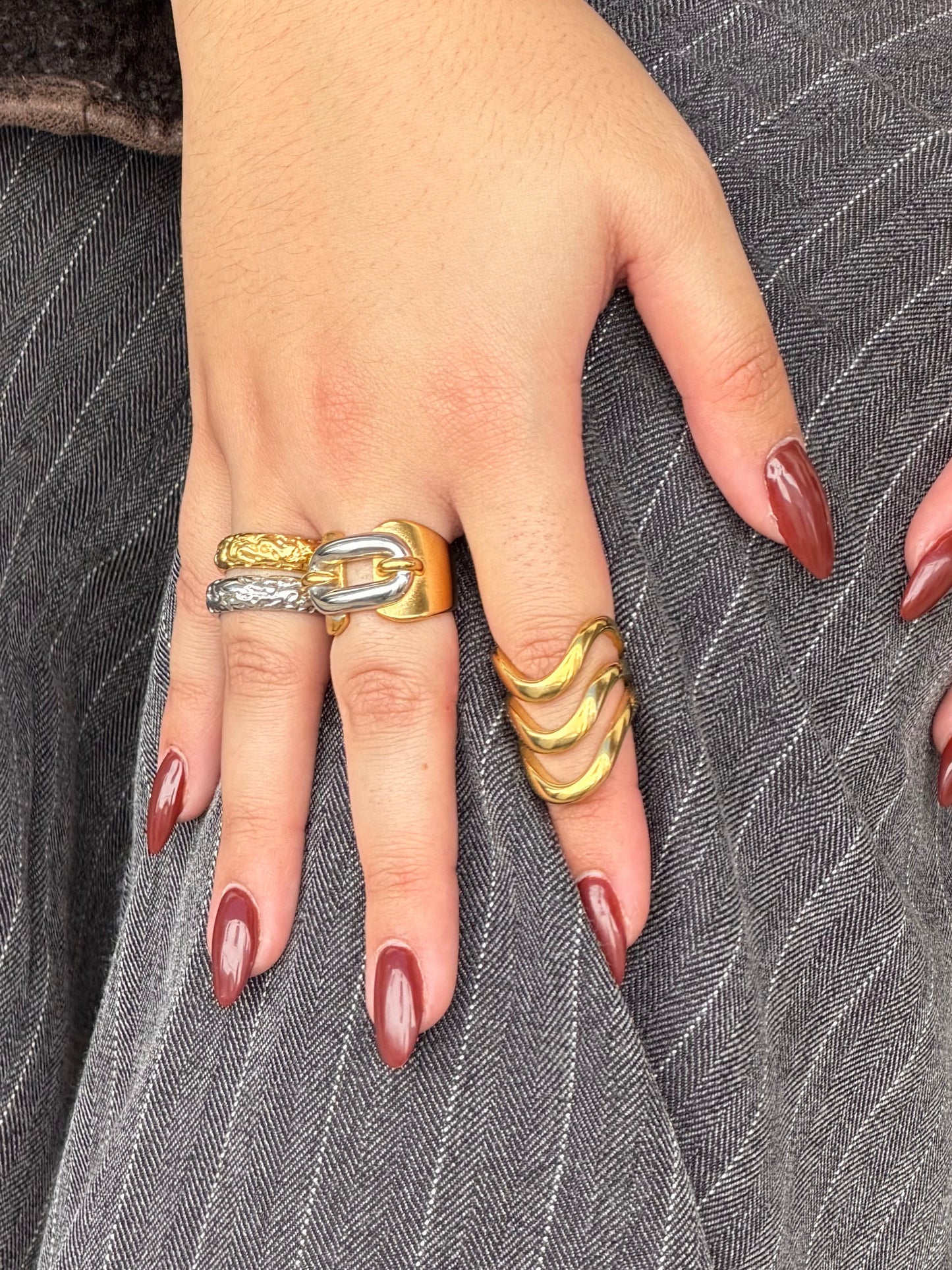 ANEL ELO ESCULTURAL BICOLOR EM AÇO INOXIDÁVEL