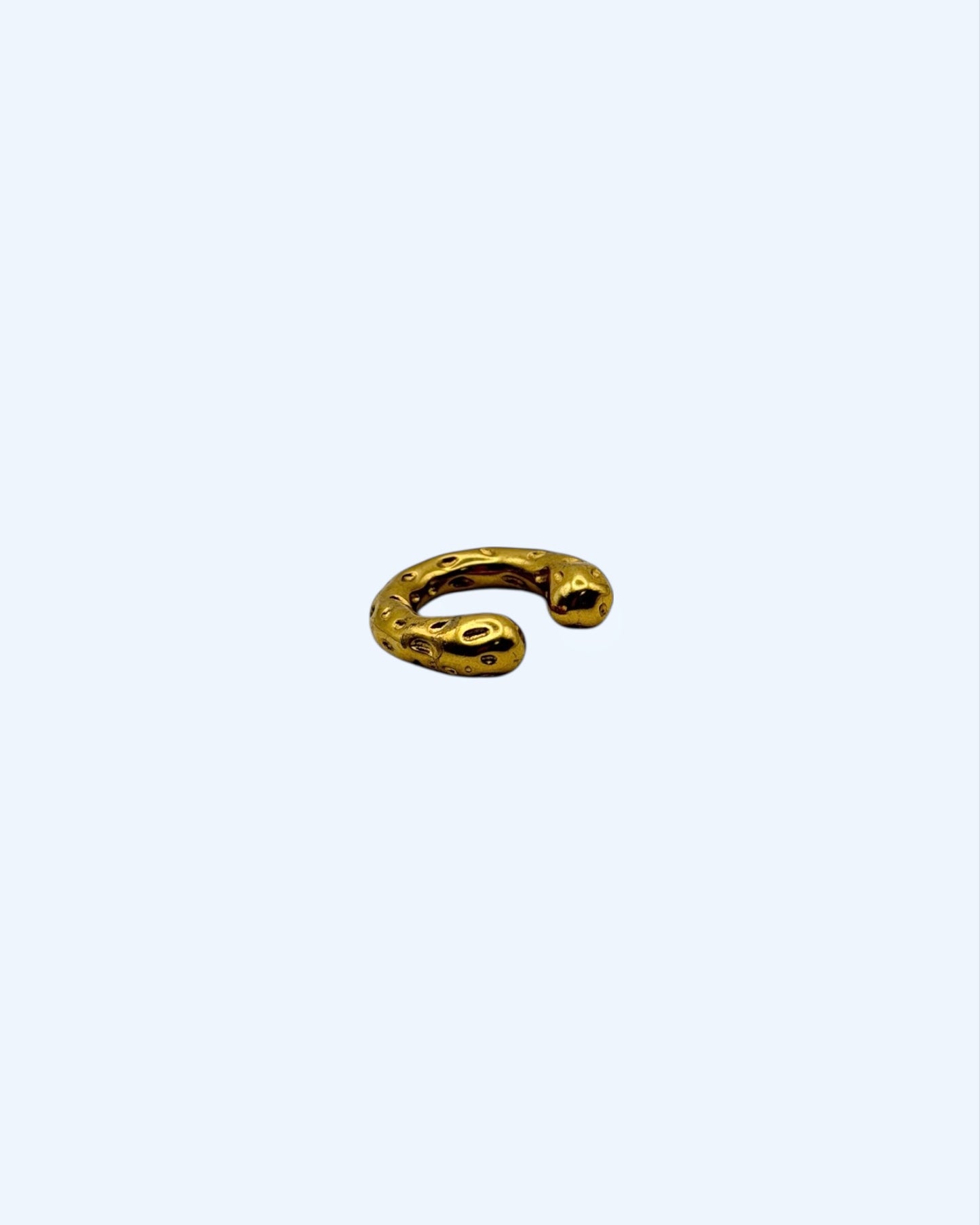 EAR CUFF MARTELADO DOURADO EM AÇO INOXIDÁVEL