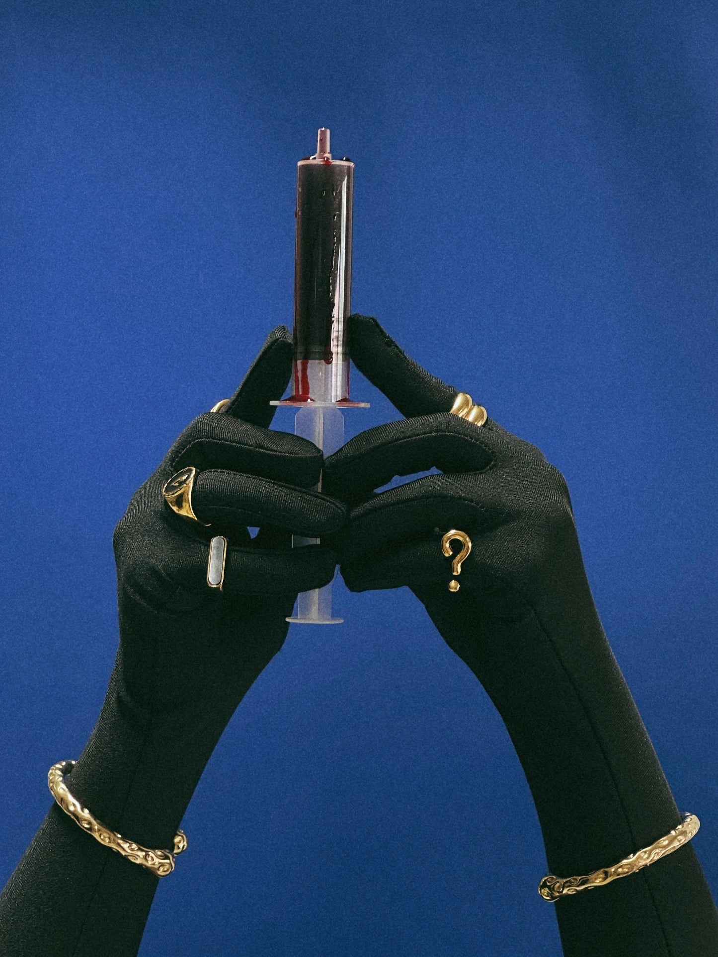 ANEL BRASÃO BLACK ROSE DOURADO EM AÇO INOXIDÁVEL