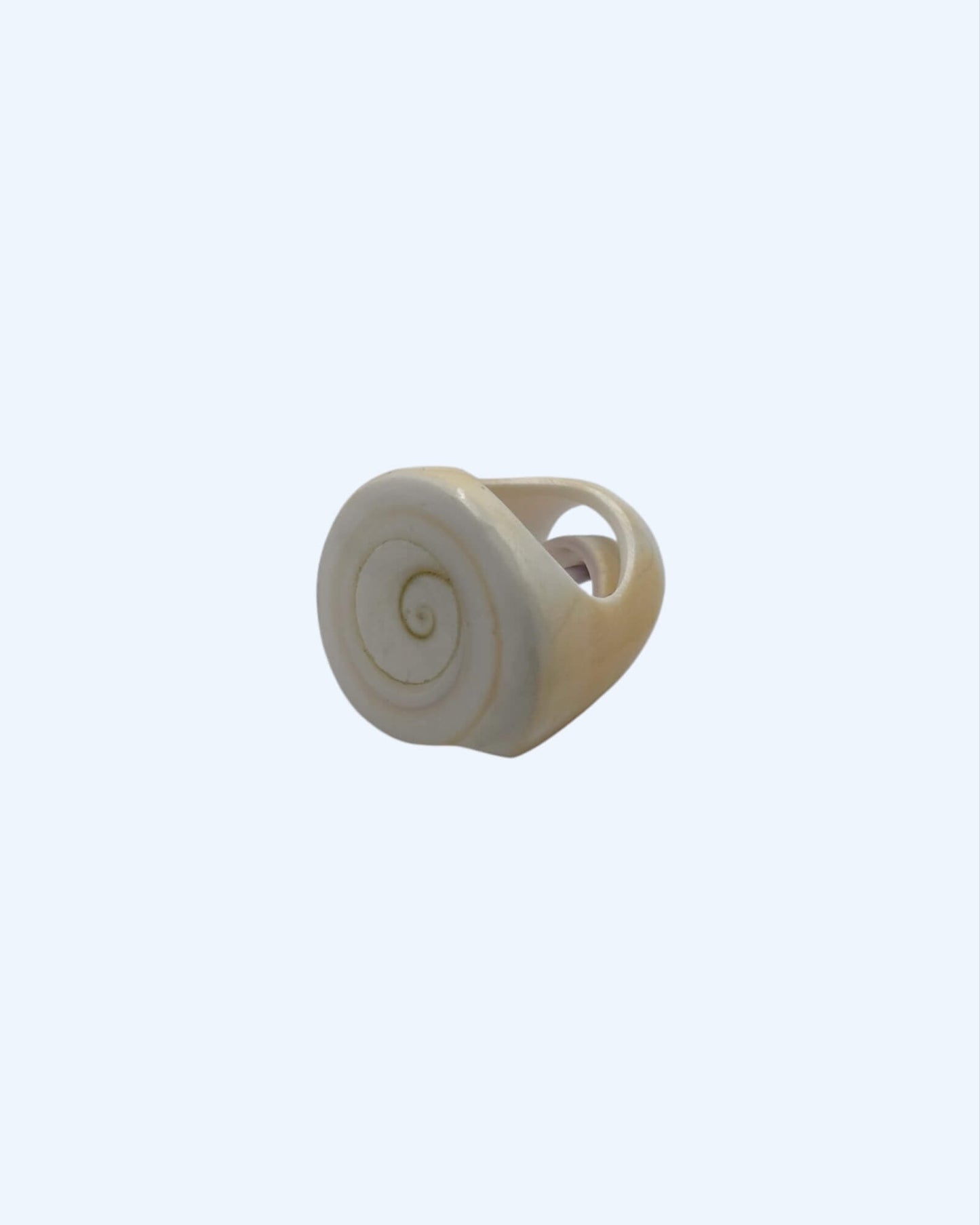 ANEL BÚZIO NATURAL BEGE COM ESPIRAL LISA