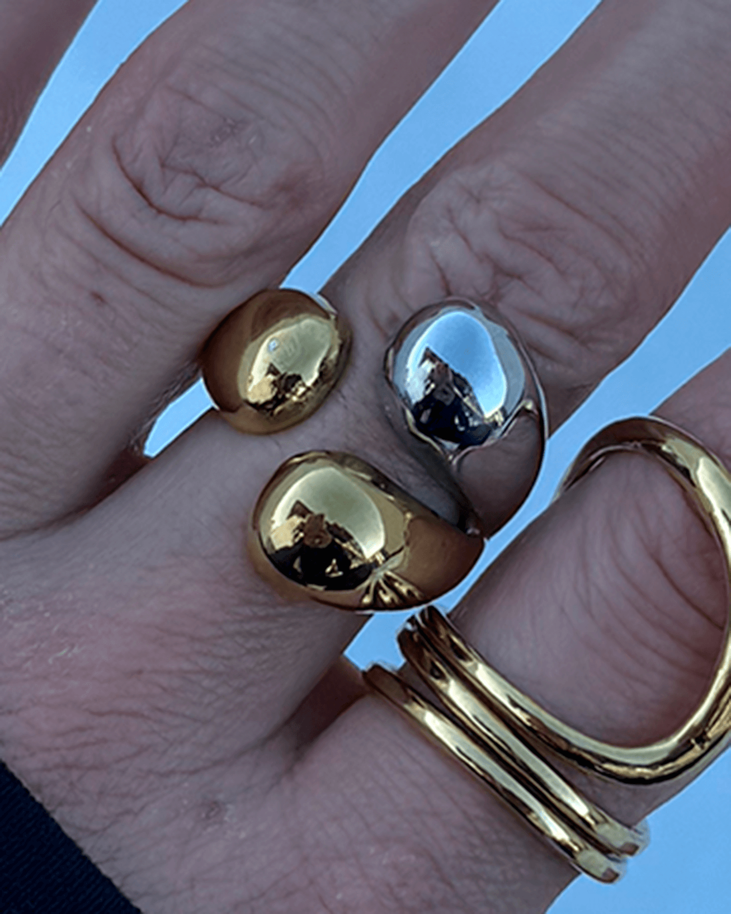 Vista com zoom a ser usado no dedo do Anel chunky bicolor em aço inoxidável com abertura frontal e acabamento espelhado.