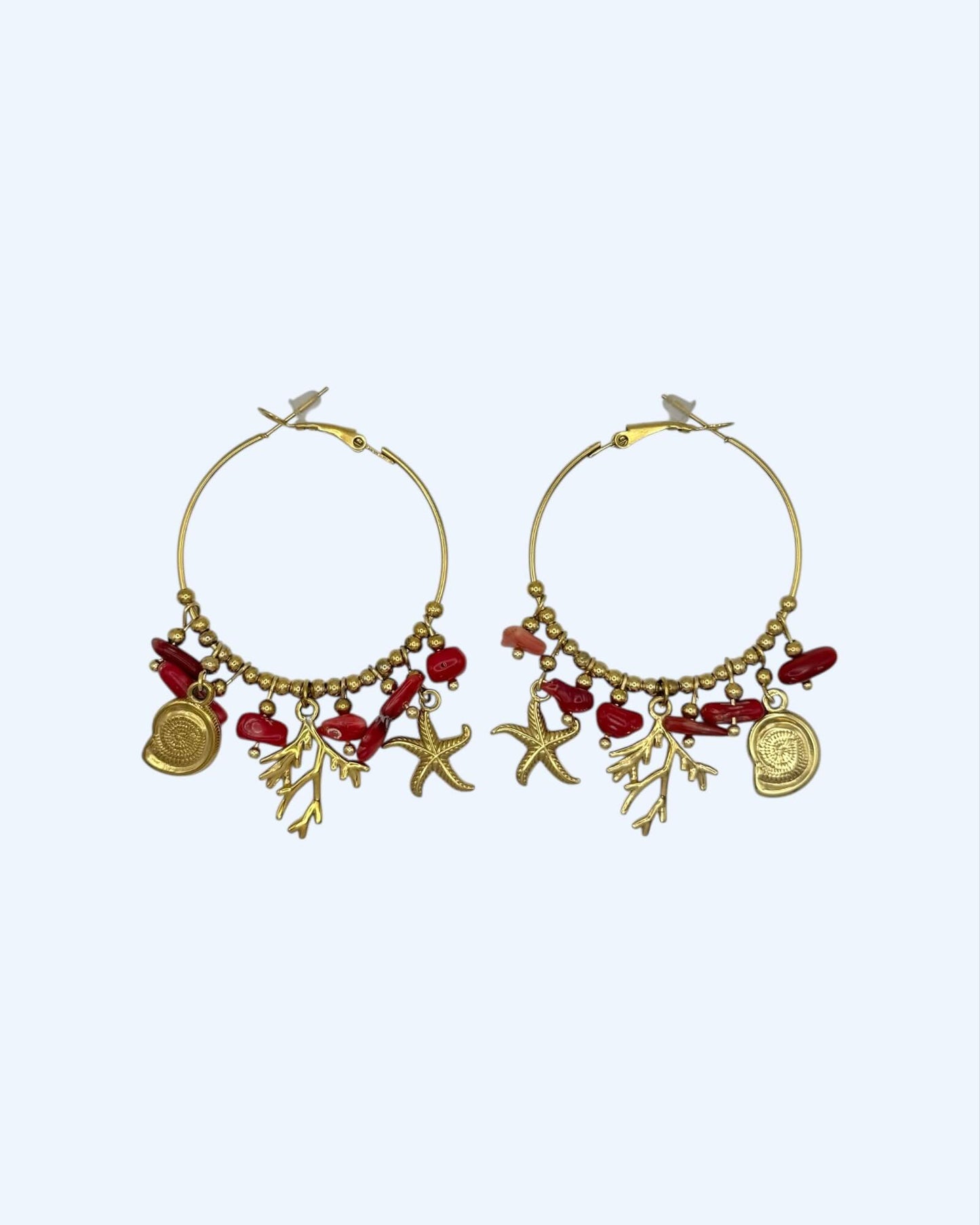ARGOLAS DOURADAS EM AÇO COM DETALHES CORAL VERMELHO E PENDENTES