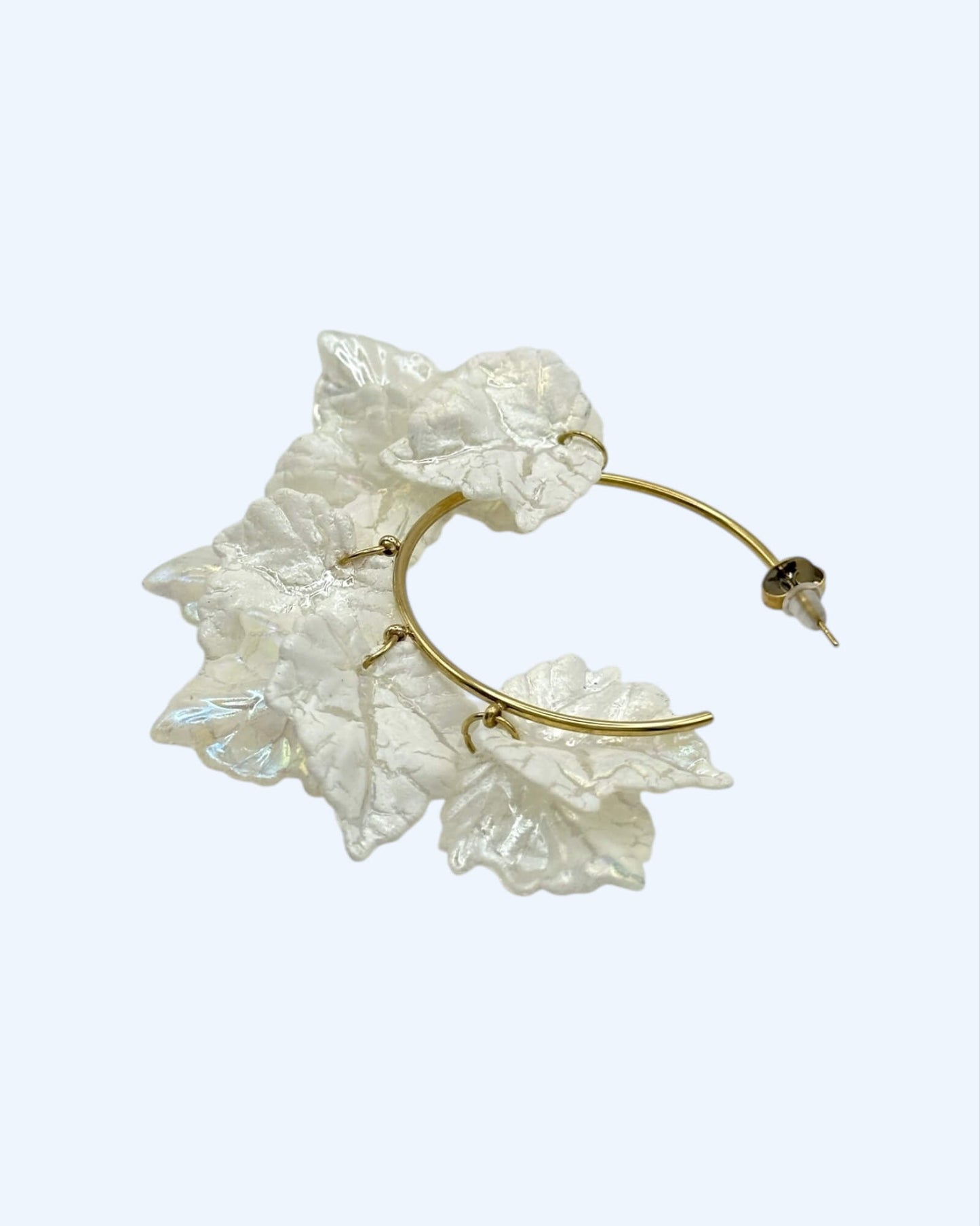 GOLD-PLATED HALF-HOOP EARRINGS WITH TRANSLUCENT LEAVES