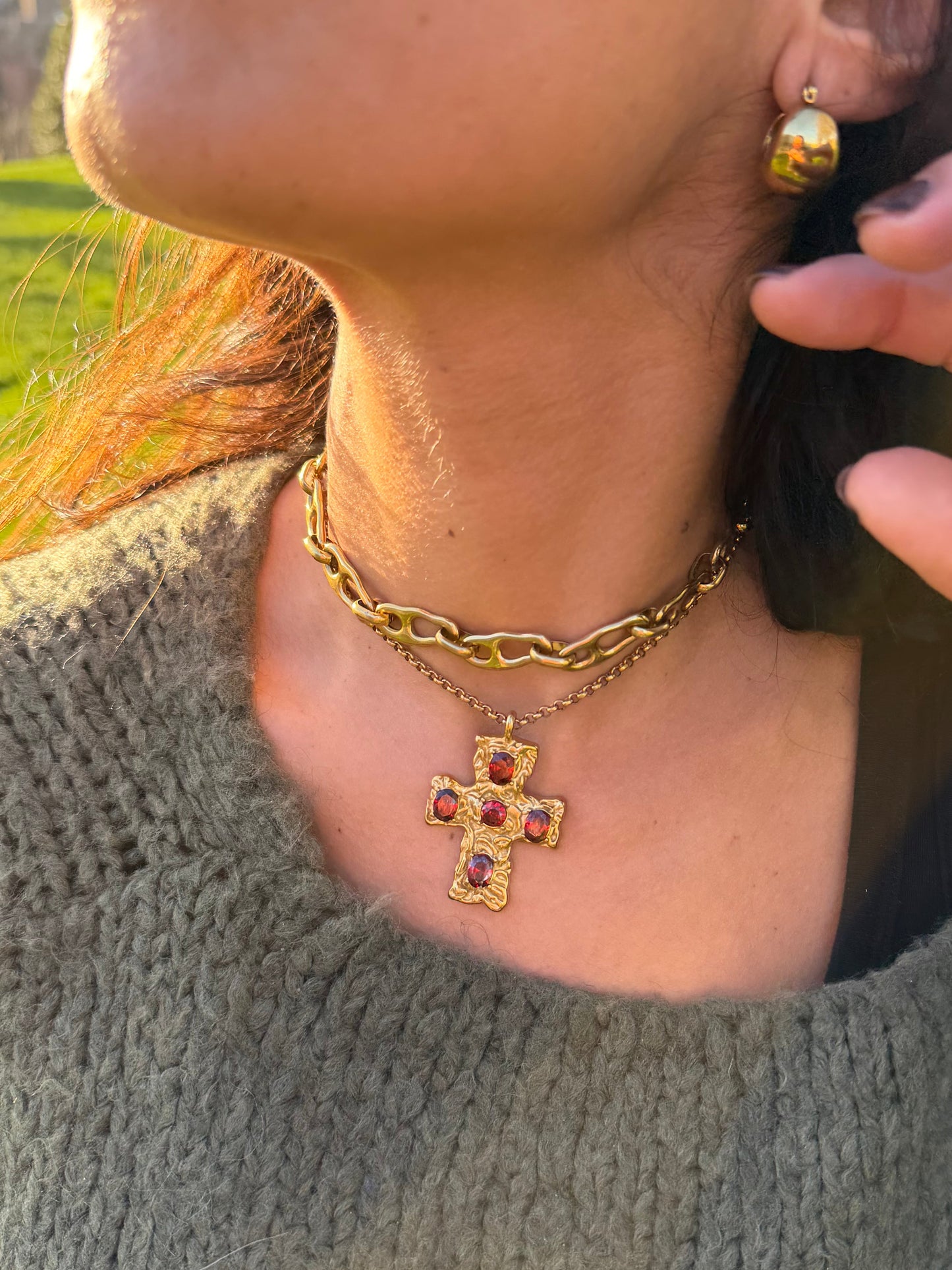 COLAR DOURADO COM FORMAS ORGÂNICAS em aço inoxidável