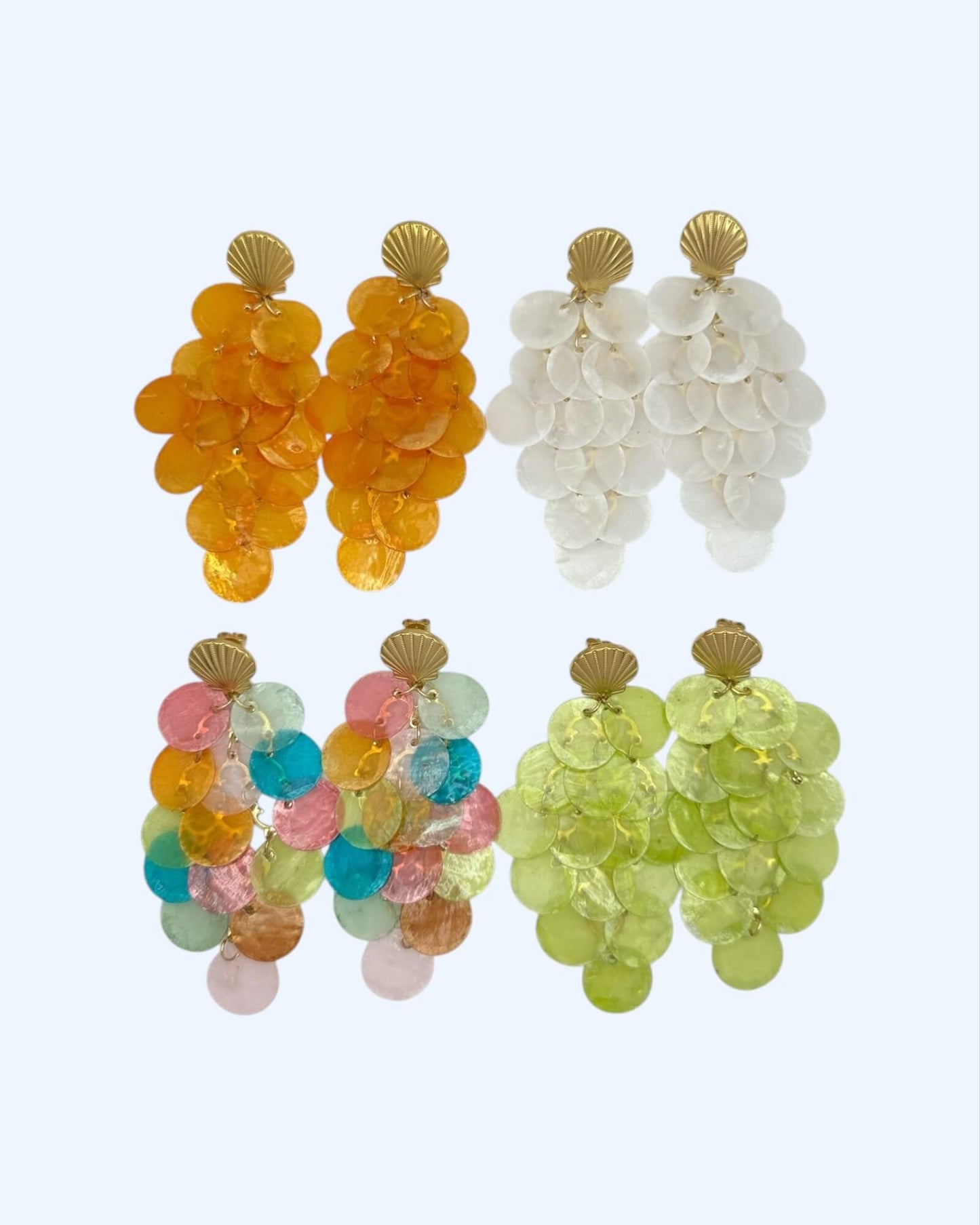 BRINCOS DOURADOS EM AÇO COM CONCHA E CASCATA DE ESCAMAS