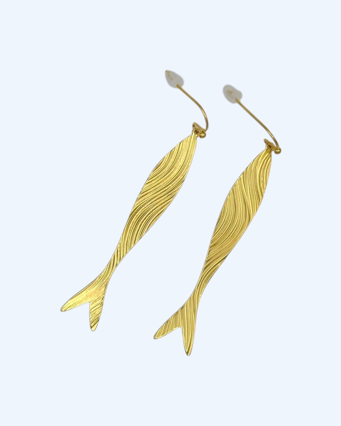 BRINCOS LONGOS EM AÇO COM PEIXE DOURADO OU PRATEADO