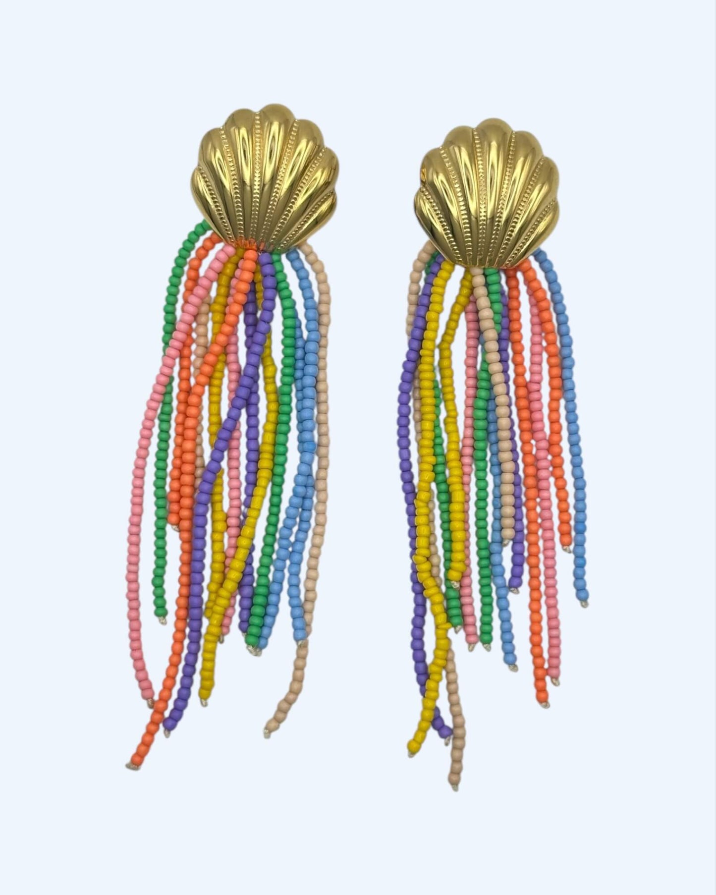 PENDIENTES CONCHA DORADA DE ACERO CON FLECOS DE COLORES
