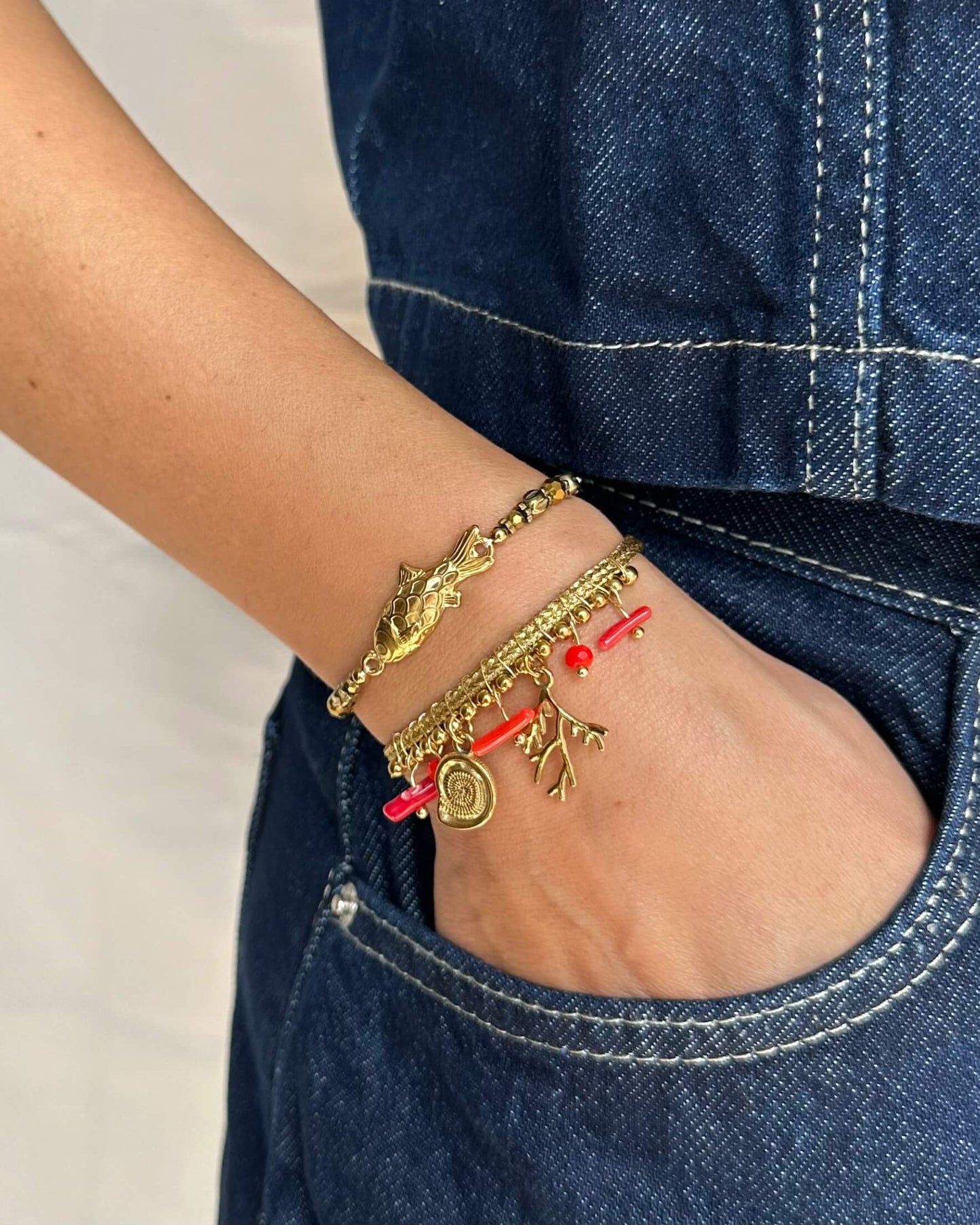PULSEIRA COM CORDÃO METALIZADO E PENDENTES CORAL EM AÇO