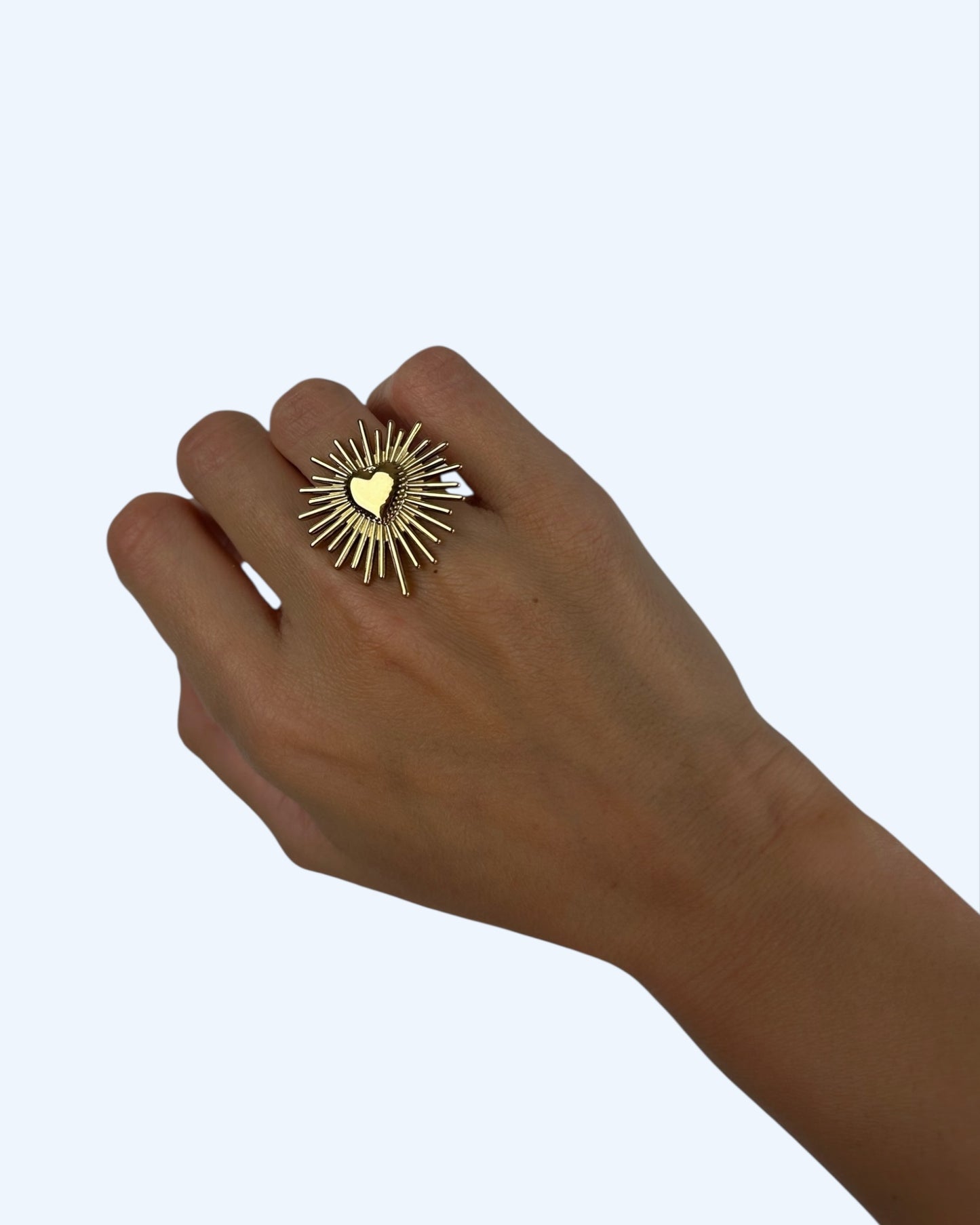 ANEL DOURADO COM CORAÇÃO RADIANTE em aço inoxidável