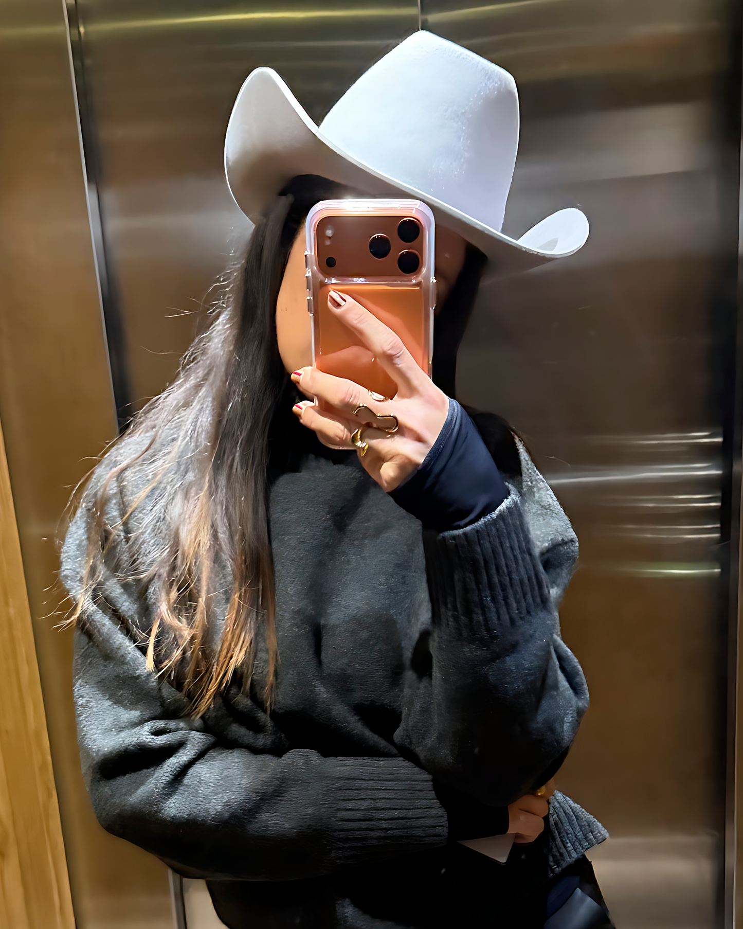 Vista a ser usado do Anel minimal dourado em aço inoxidável com curvas fluidas recortadas que se encaixam no dedo.