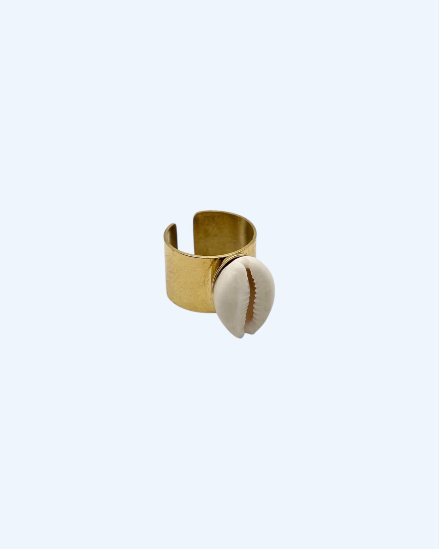 ANEL DOURADO COM BÚZIO NATURAL em aço inoxidável