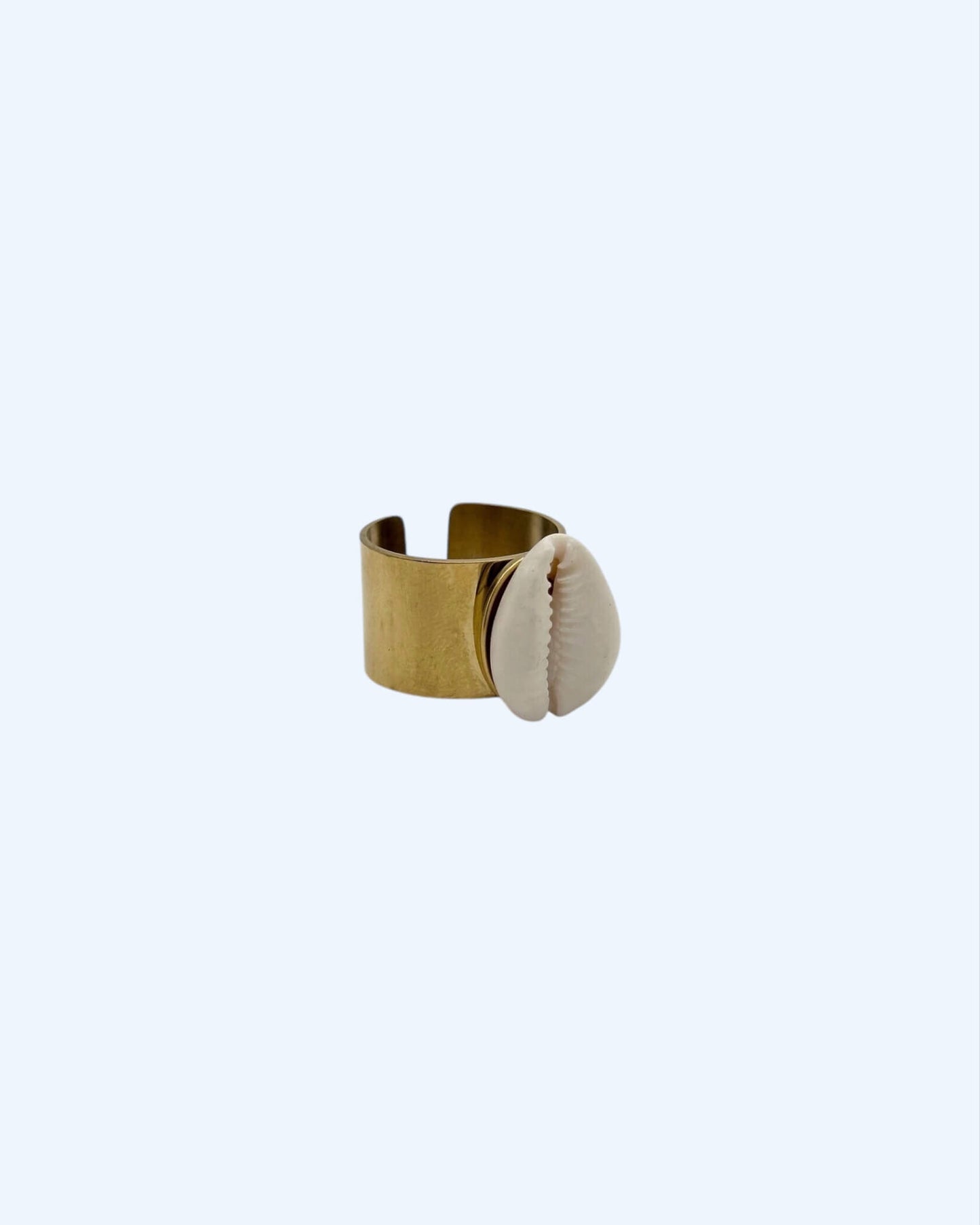 ANEL DOURADO COM BÚZIO NATURAL em aço inoxidável