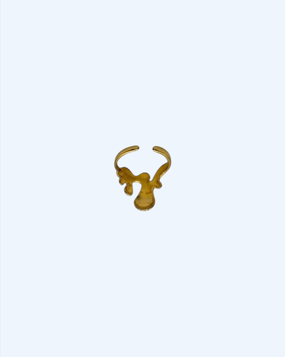 Anel dourado derrete, com líquido a escorrer. Ajustável em aço inoxidável. Visão frontal.