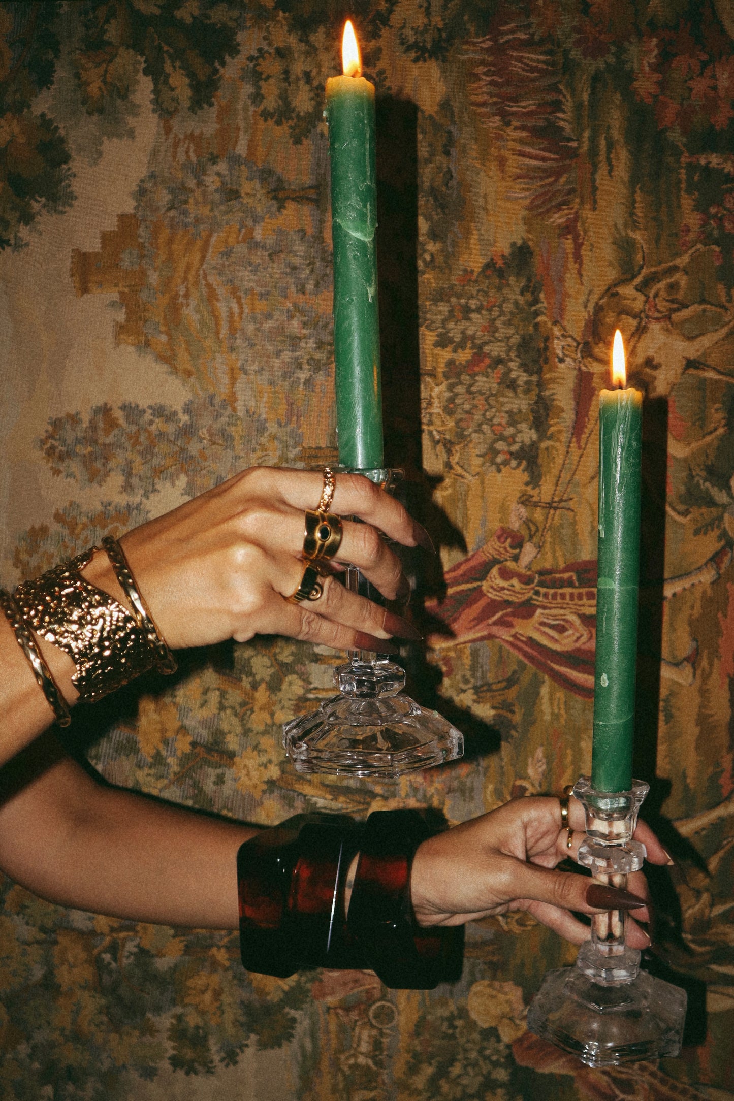 Anel largo dourado em aço inoxidável com uma pedra central preta. Vista na mão.