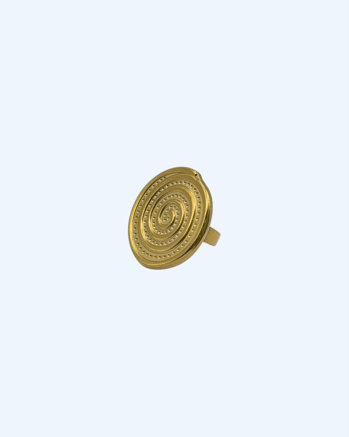 Vista lateral de anel grande maxi dourado em aço inoxidável com espiral grande.