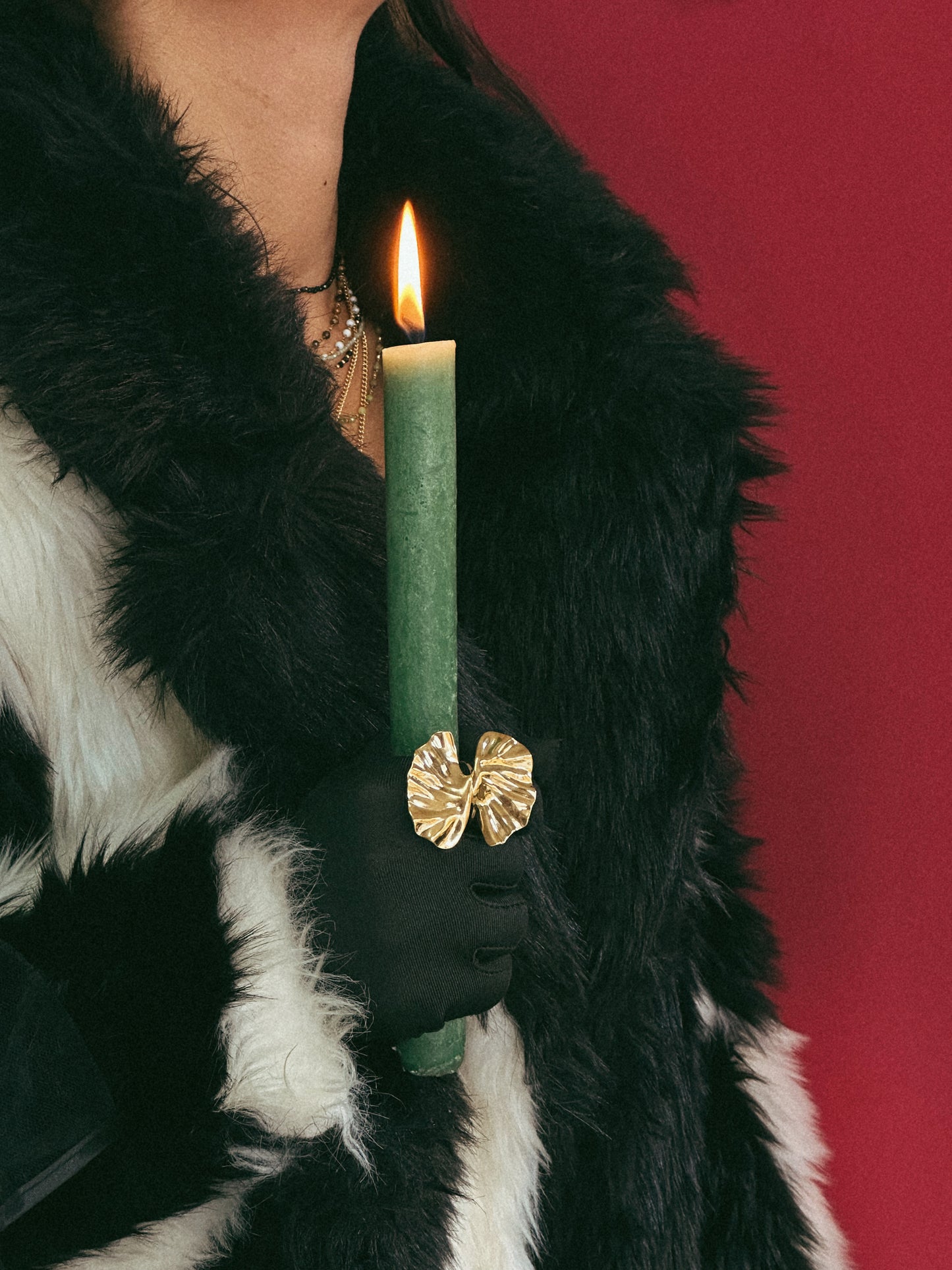 Vista a ser usado do anel dourado grande com folha ajustável em aço inoxidável. É um anel oversized inspirado em formas de folhas fluidas.