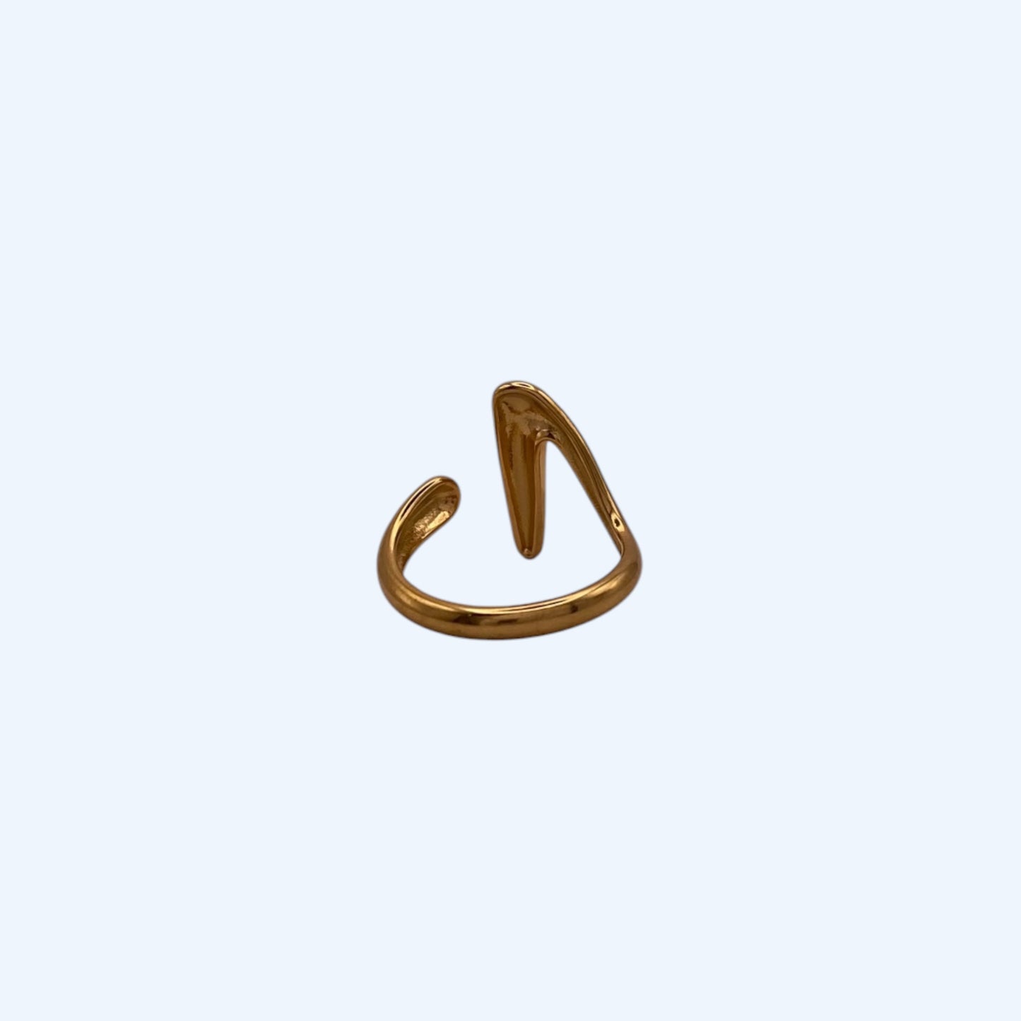 Vista de trás do Anel minimal aberto dourado em aço inoxidável ajustável com design clean e vibe orgânica. Simples but make it cool. Este anel ajustável a vários dedos, comfy e ready para todos os teus fits. É um anel detalhe para stacking ou usar solo e deixar o mood falar por ti