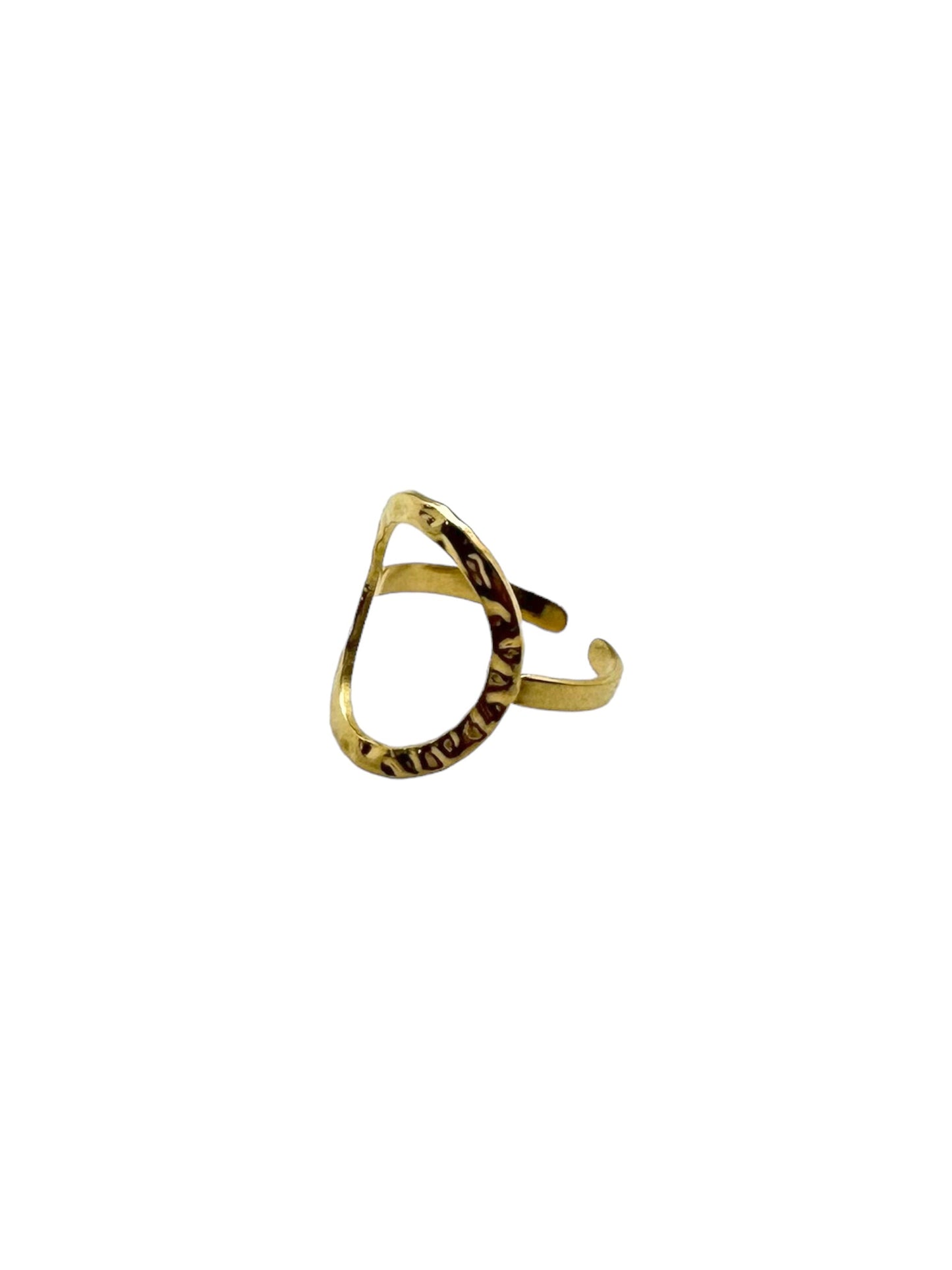 Vista lateral do Anel dourado ajustável em aço inoxidável, com forma oval com textura martelada recortada.