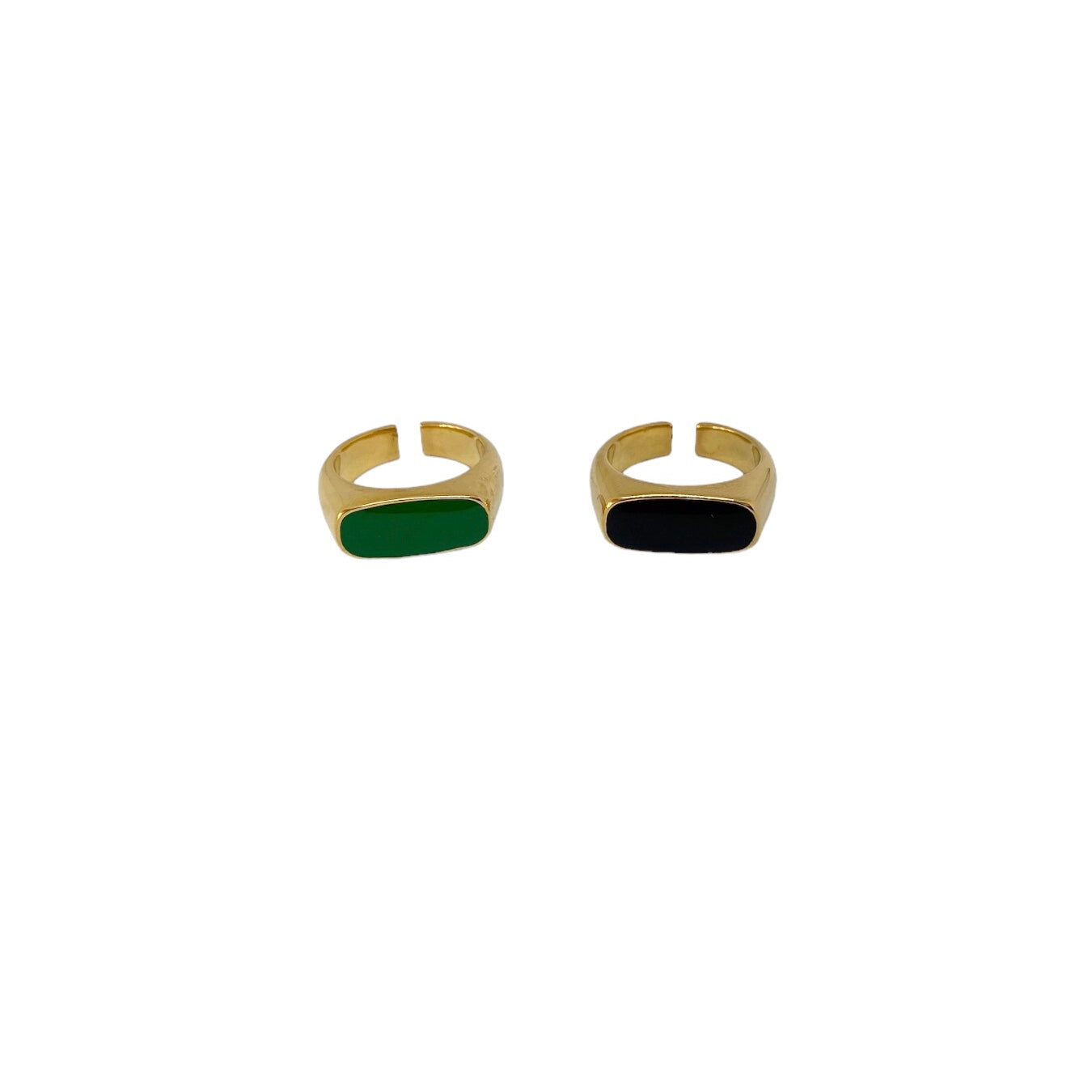 Vista frontal do anel sinete retangular dourado com topo preta em aço inoxidável e do anel sinete retangular dourado com topo verde em aço inoxidável.