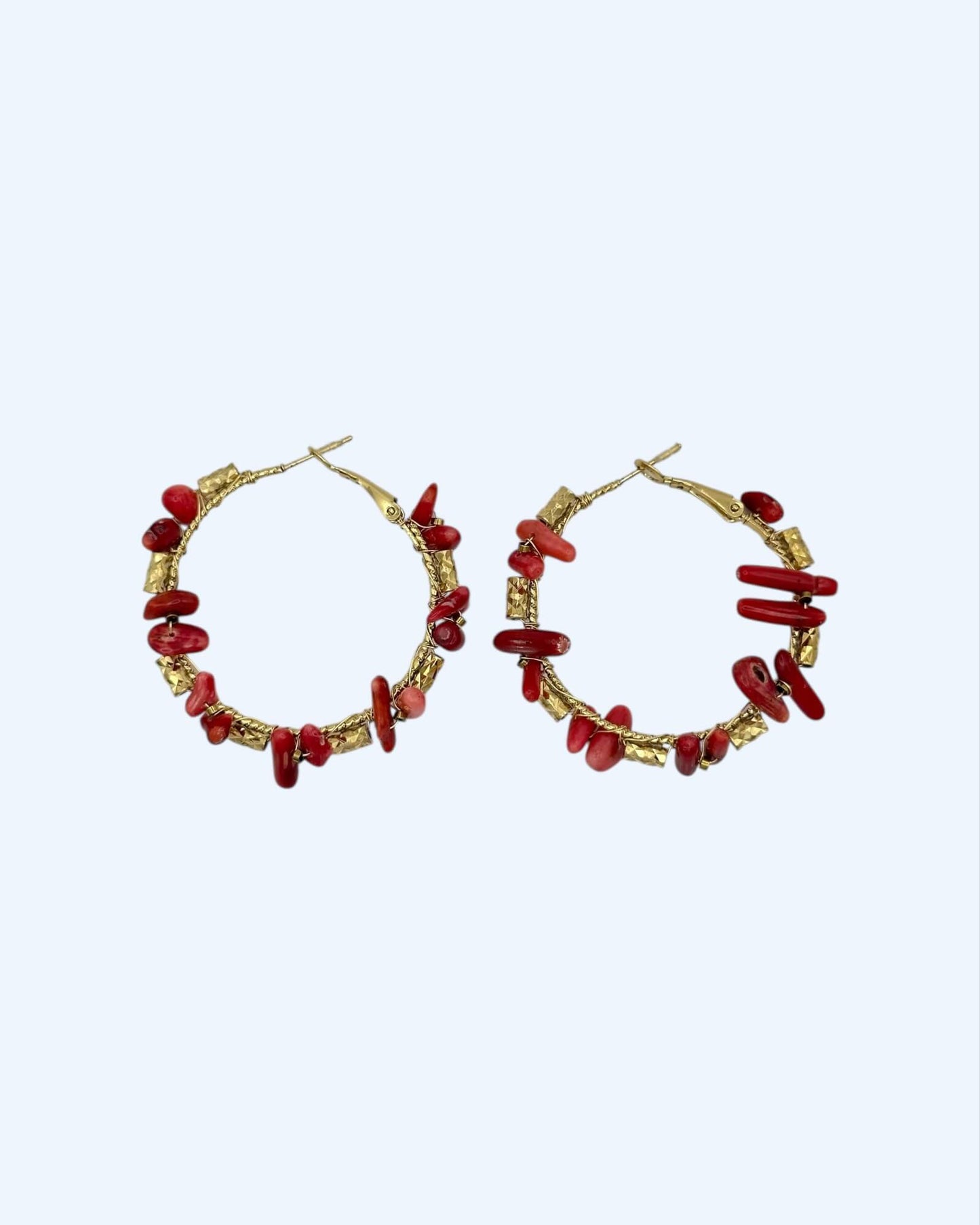 ARGOLAS DOURADAS EM AÇO BOHO COM DETALHES CORAL