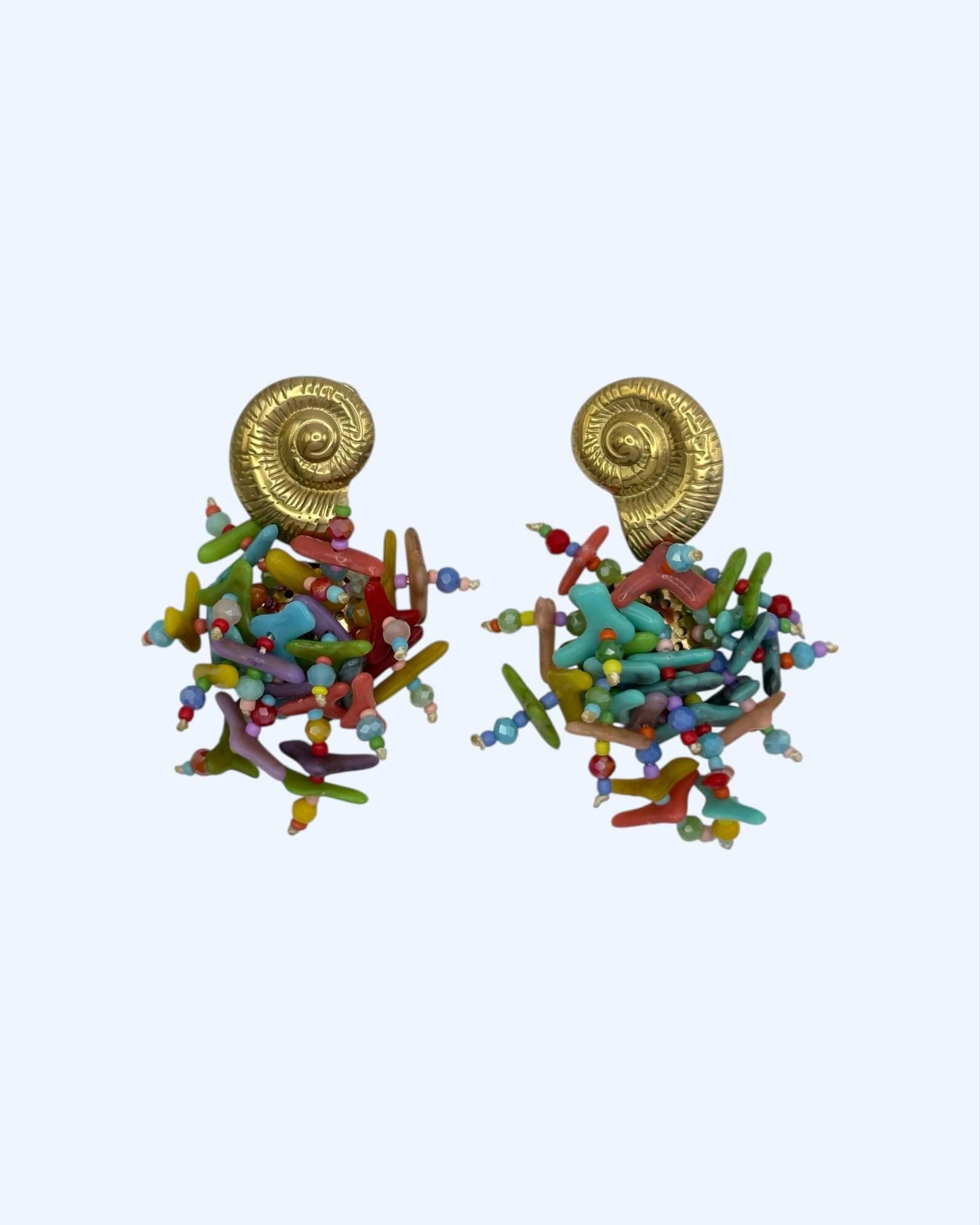 PENDIENTES DORADOS DE ACERO CON ABALORIOS COLGANTES