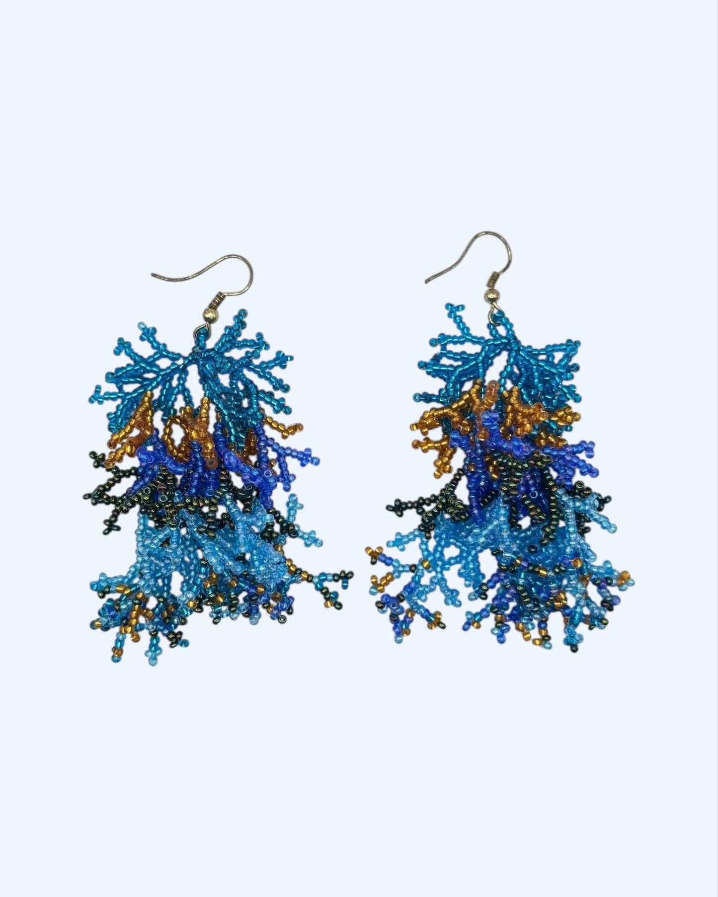 BRINCOS HANDMADE DE MISSANGAS EM FORMA DE CORAL