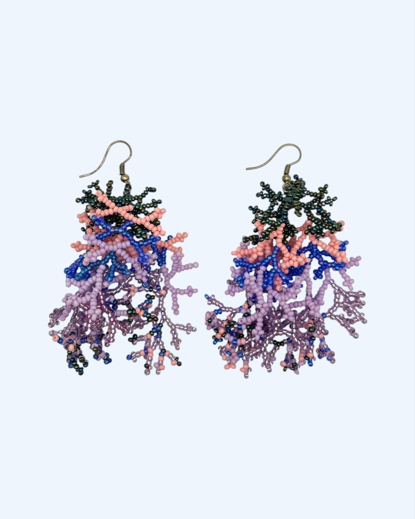 BRINCOS HANDMADE DE MISSANGAS EM FORMA DE CORAL