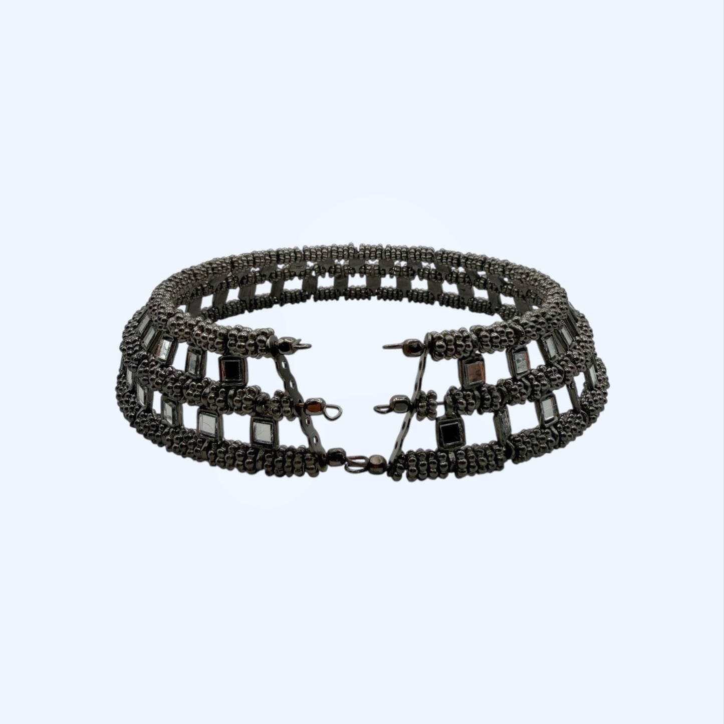 Vista da parte de trás do choker metalizado grande com espelhos e peças metálicas preto. Este choker é feito à mão, cheio de glow e é um choker ideal para cerimónias.