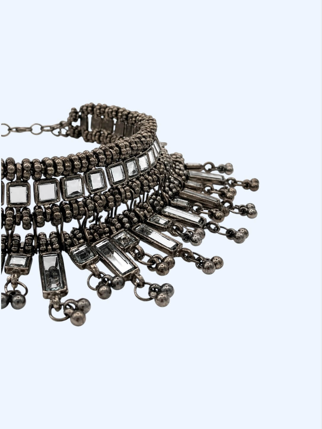 Vista em detalhe do Choker preto com espelhos e pendentes a criarem o efeito de franjas. Um colar boho glam, é um colar para usar em festas, festivais, sunsets, looks de noite, cerimónias.