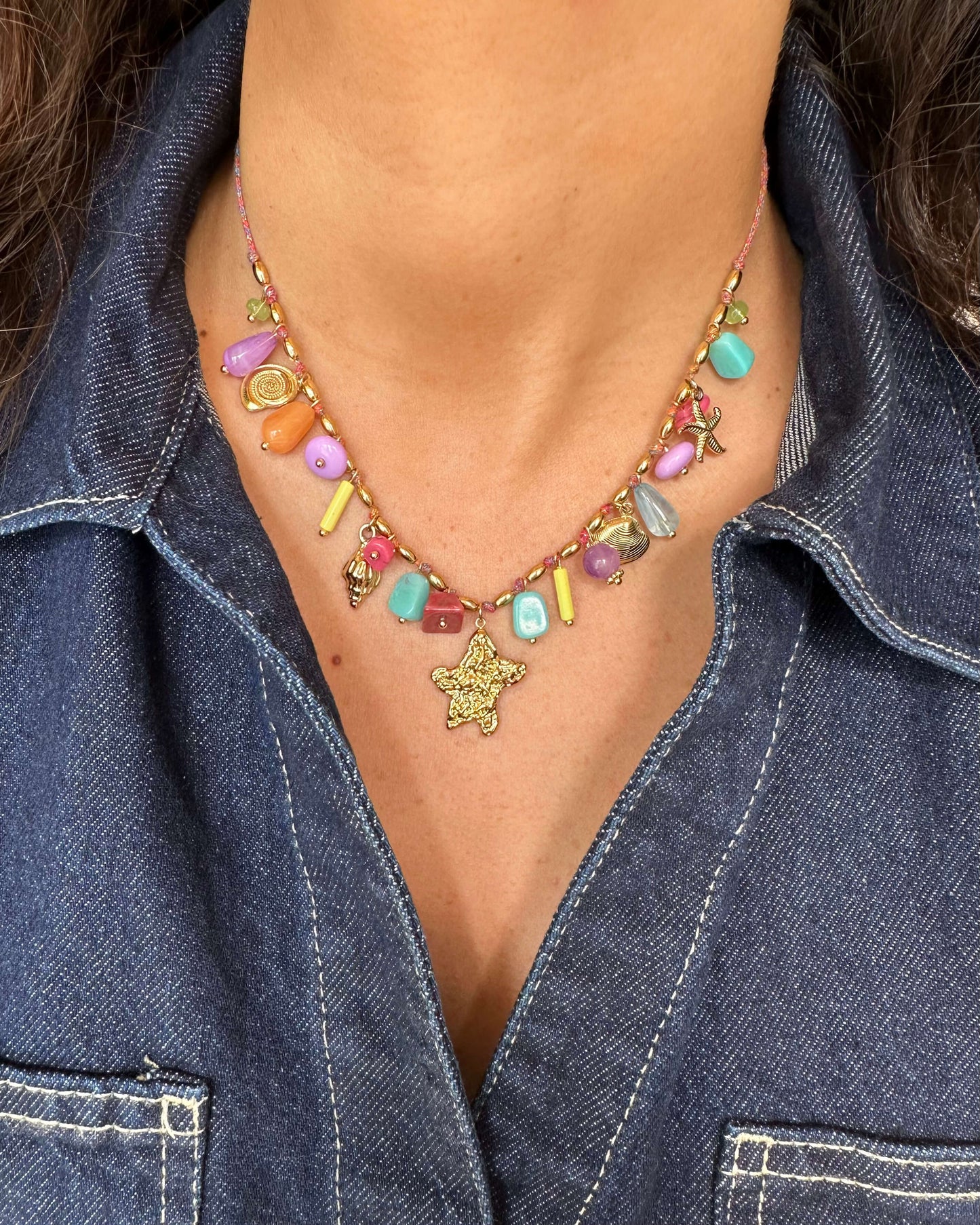 COLAR BOHO COM PEDRAS COLORIDAS E PINGENTES DO MAR