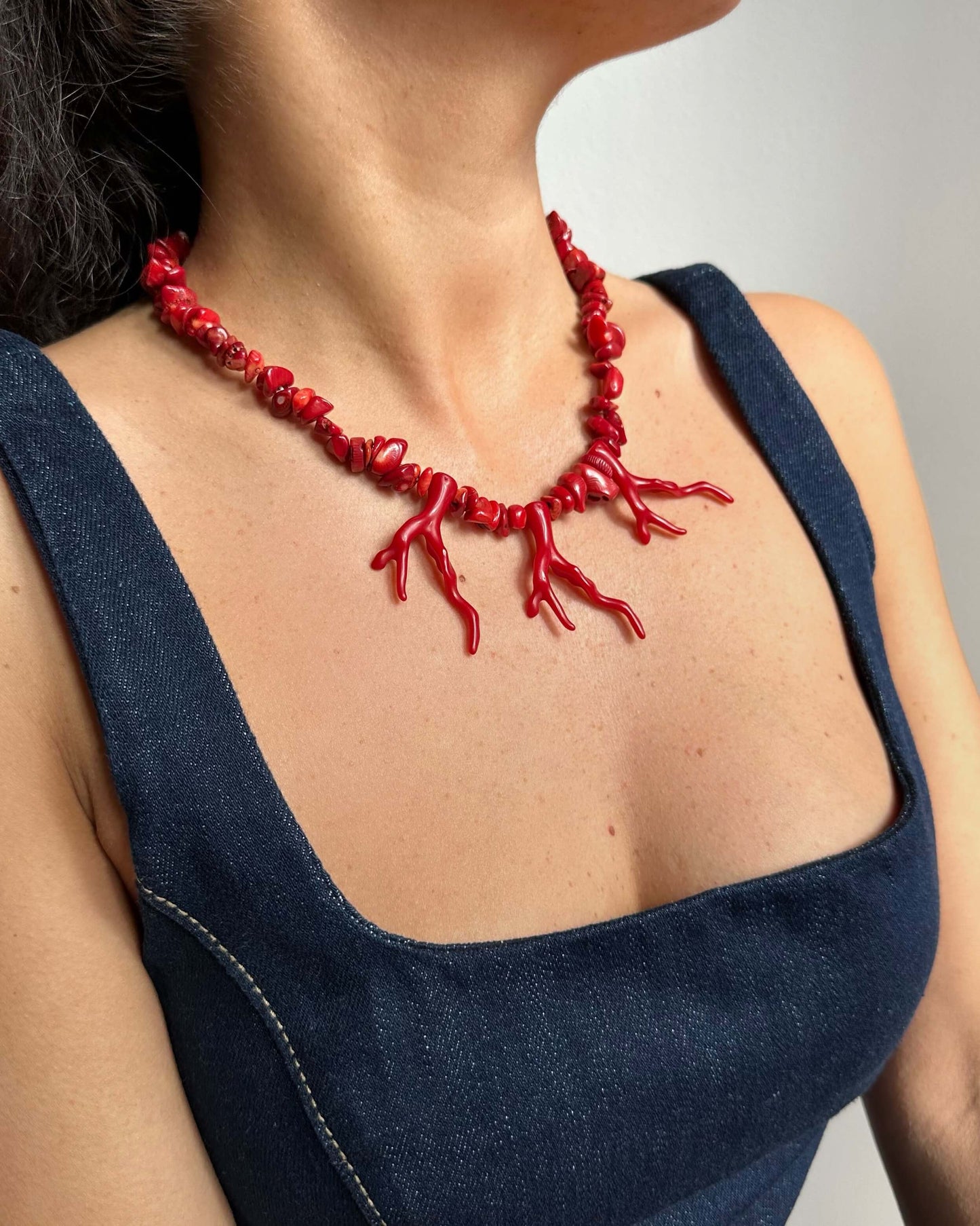 COLAR BOLD CORAL EM PEDRAS E RESINA