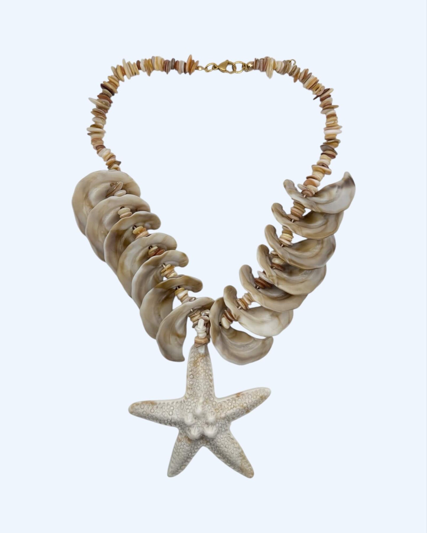 COLAR BOLD COM ESTRELA DO MAR E TEXTURAS NATURAIS