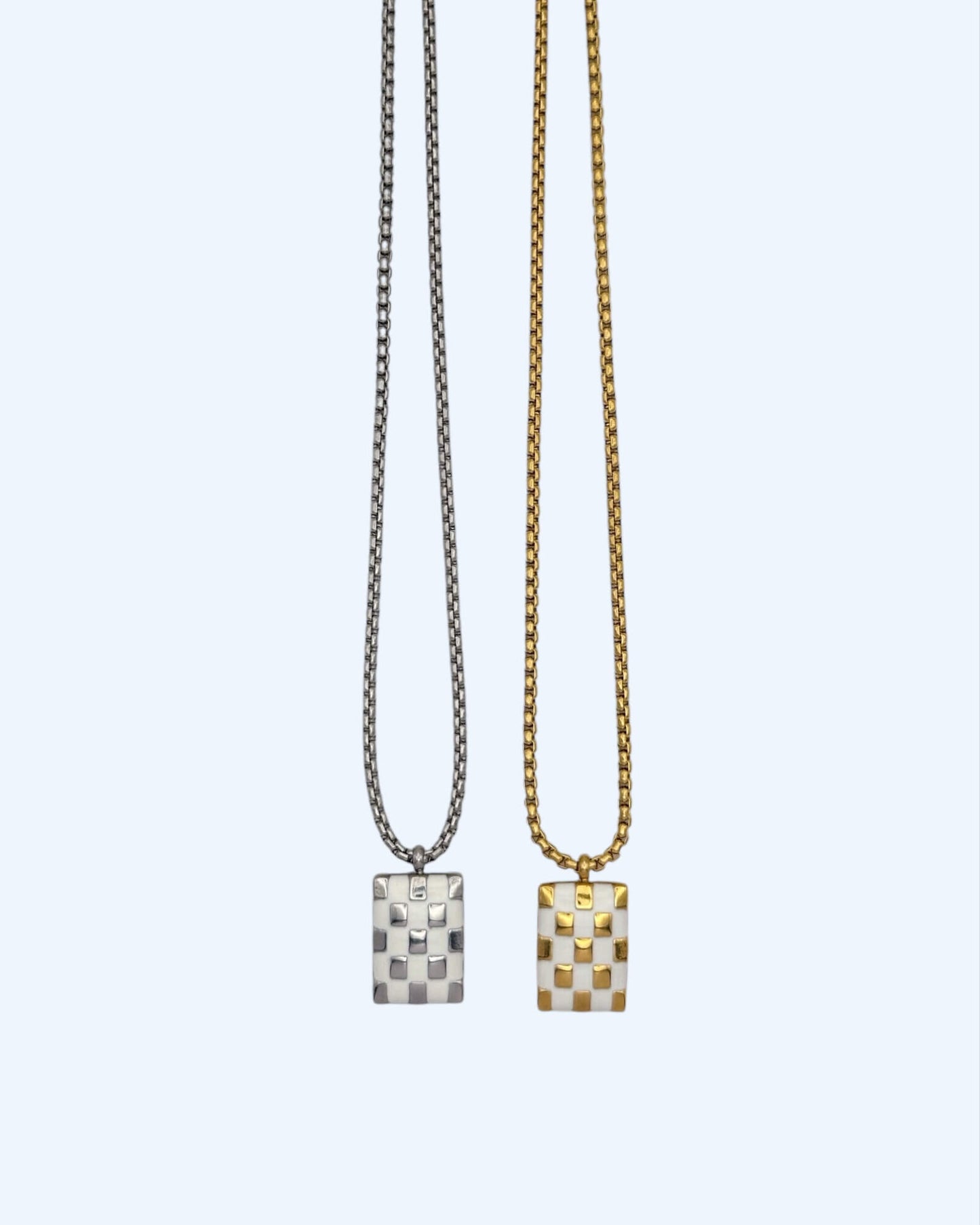 COLAR BOX CHAIN MEDALHA XADREZ EM AÇO