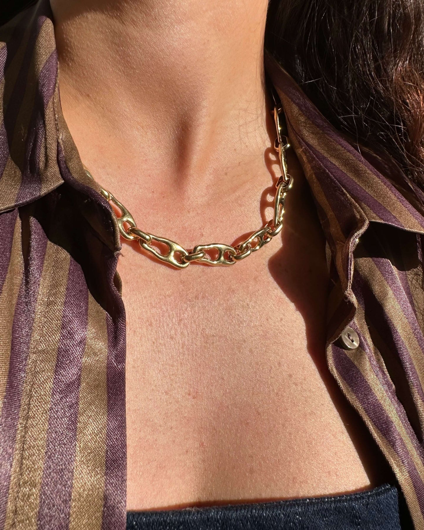 COLAR DOURADO COM FORMAS ORGÂNICAS em aço inoxidável