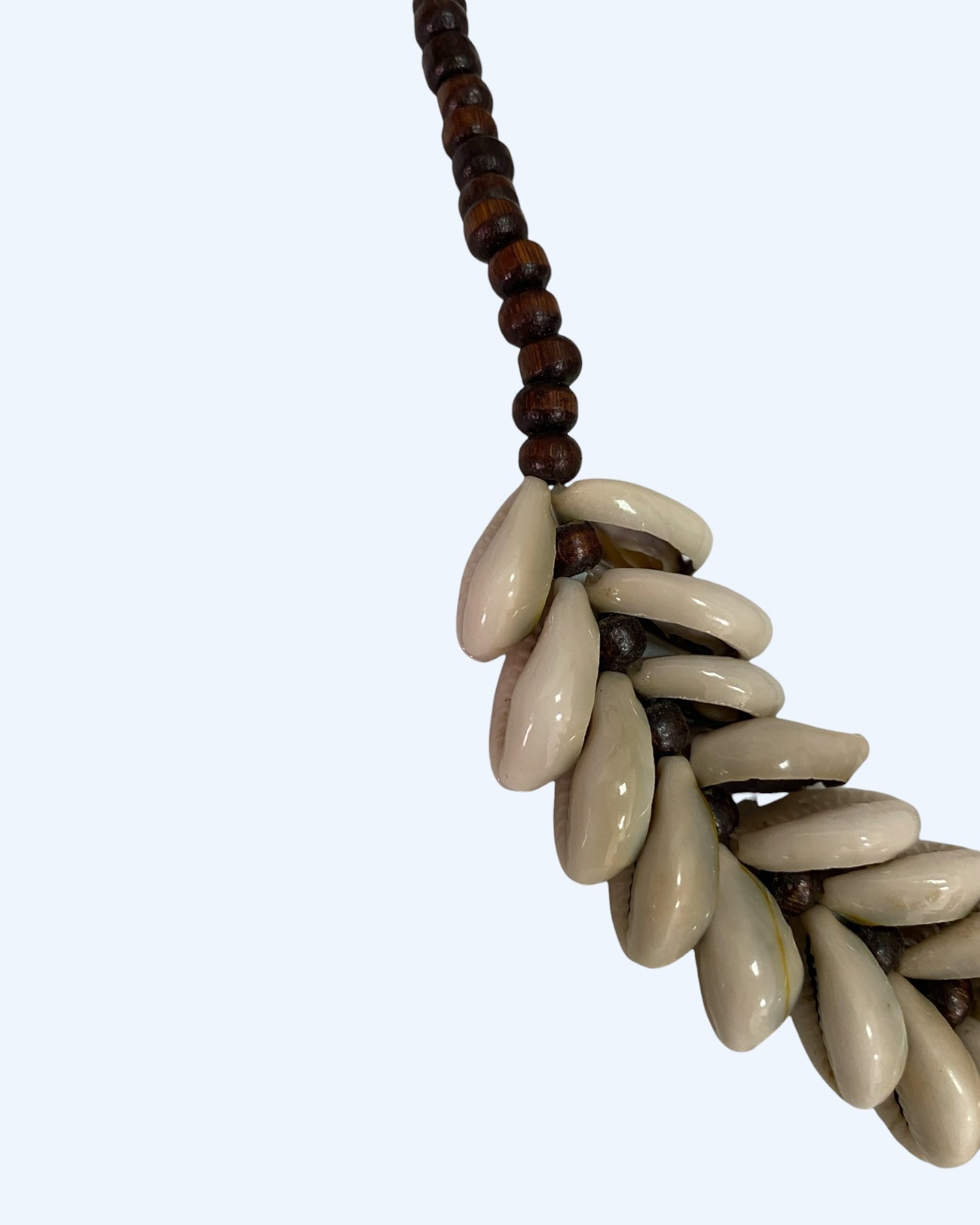 Detalhe do Colar Boho castanho com búzios e conchas naturais e peças de madeira. Colar de Verão para usar em festas e dias casuais.