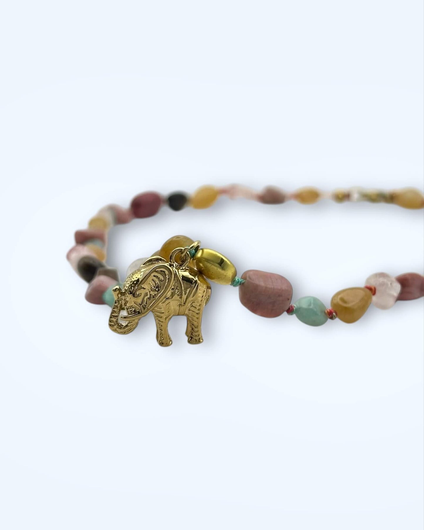 COLAR TROPICAL COM PEDRAS E ELEFANTE DOURADO