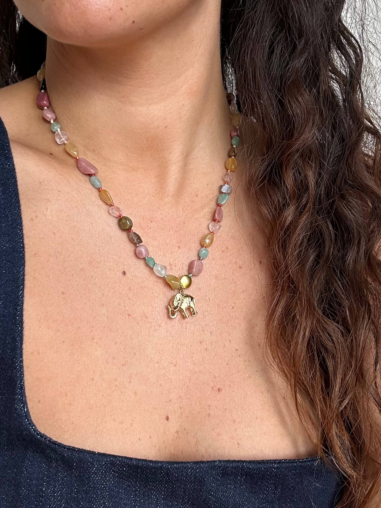 COLAR TROPICAL COM PEDRAS E ELEFANTE DOURADO