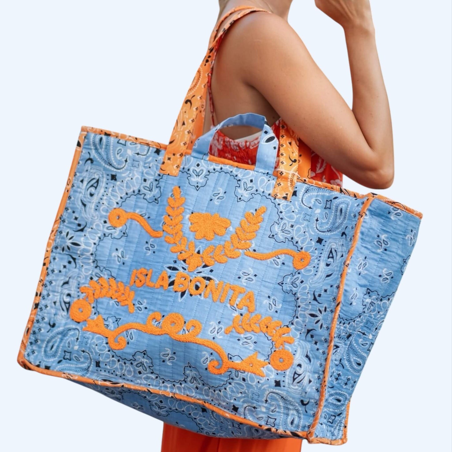 Modelo a usar a Mala de verão com padrão bandana em formato de shopper, saco grande.