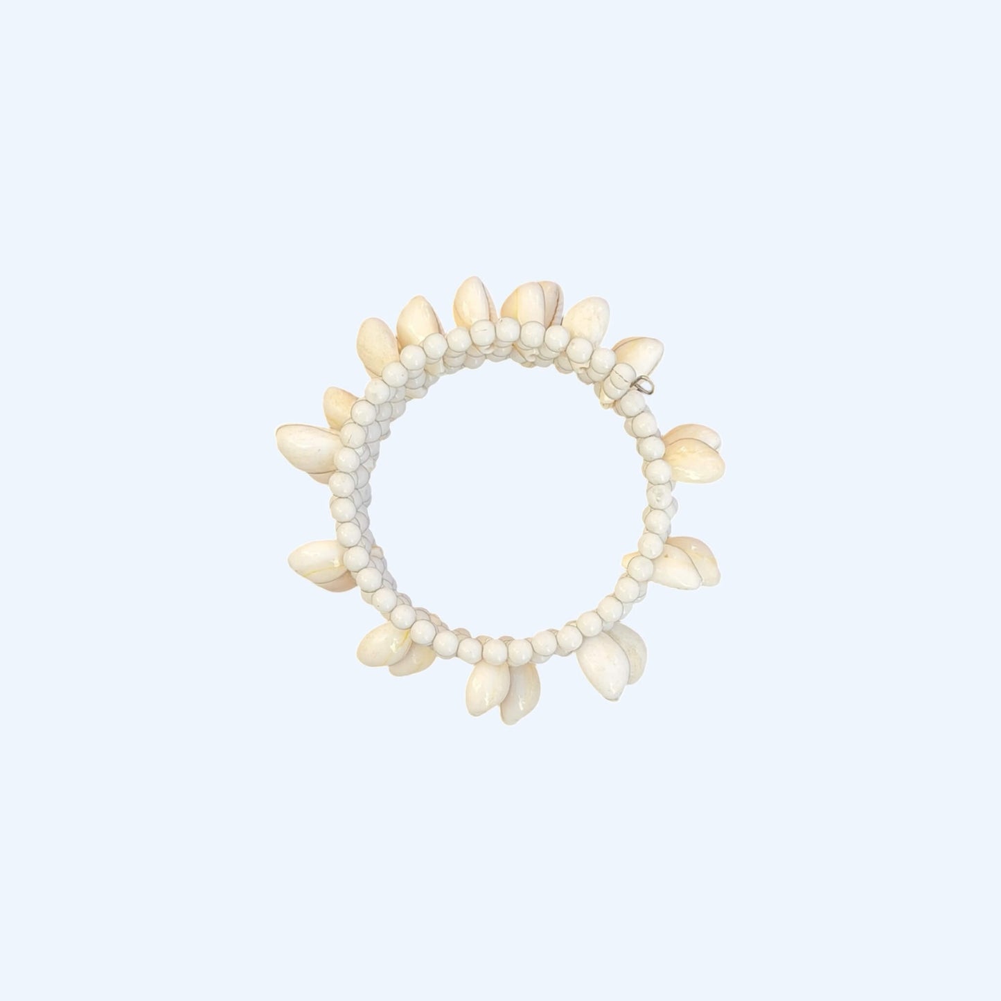 Vista superior da Pulseira ajustável com missangas brancas grandes e búzios. Pulseira leve e descontraída perfeita para looks de verão, na praia e na cidade. Pulseira ideal para festivais e festas.
