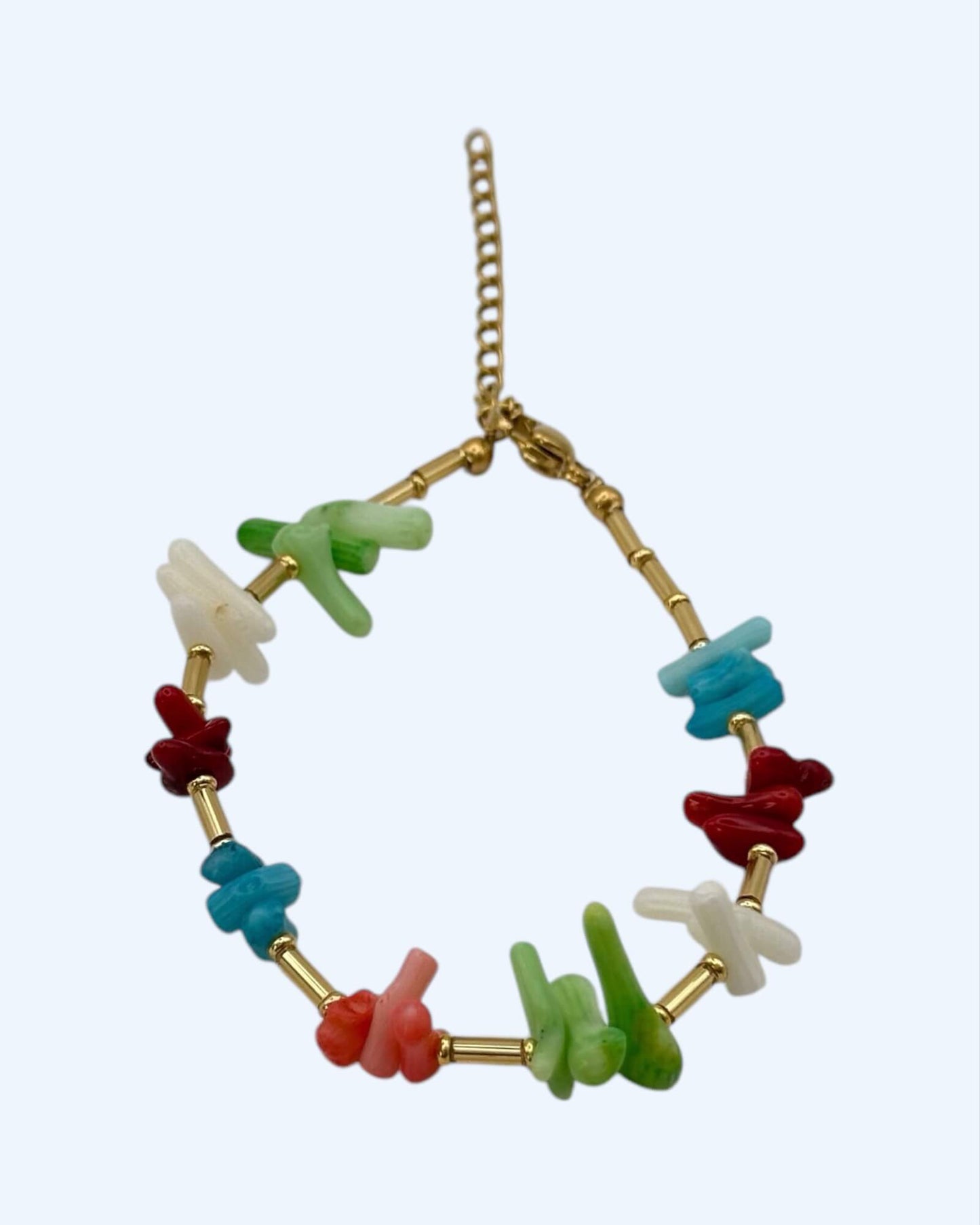 PULSEIRA COLORIDA COM PEÇAS EFEITO CORAL E AÇO DOURADO