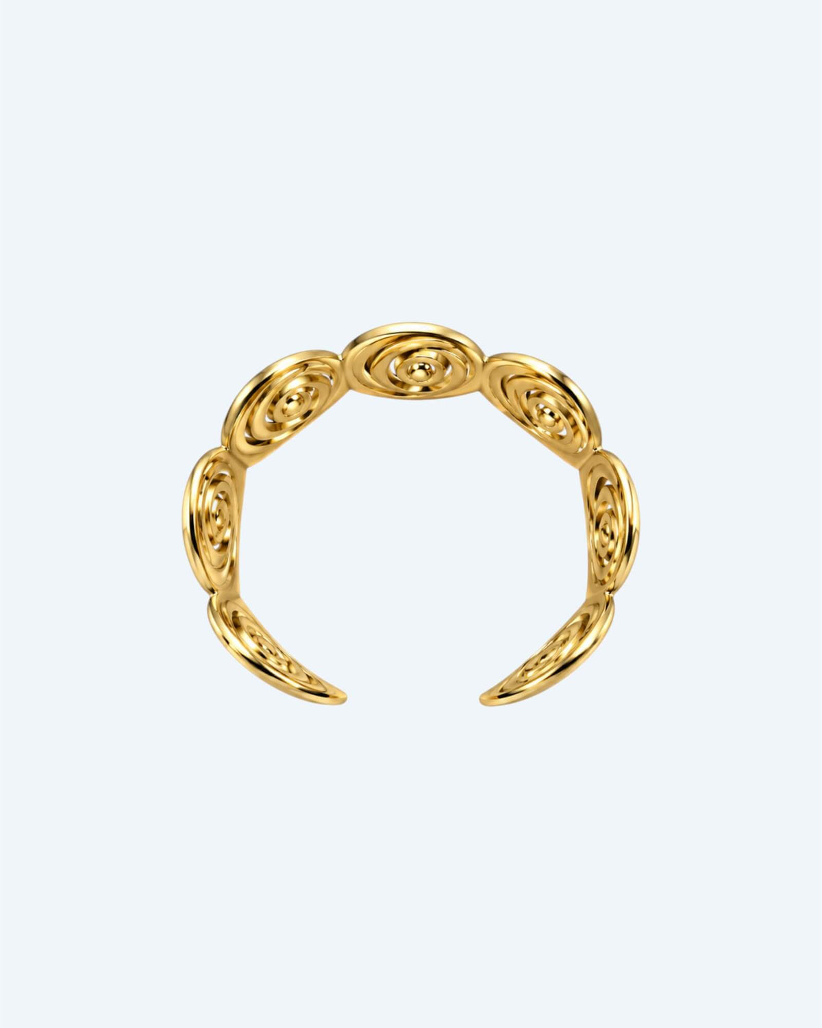 Vista do detalhe da espessura fina da Pulseira dourada rígida mas ajustável em aço inoxidável, composta por espirais recortadas e acabamento polido. Esta pulseira é ideal para looks boho ou urbanos, também para mais artisticos e de quem pretende ser simples com um detalhe ou para quem pretende juntar a um estilo bold.