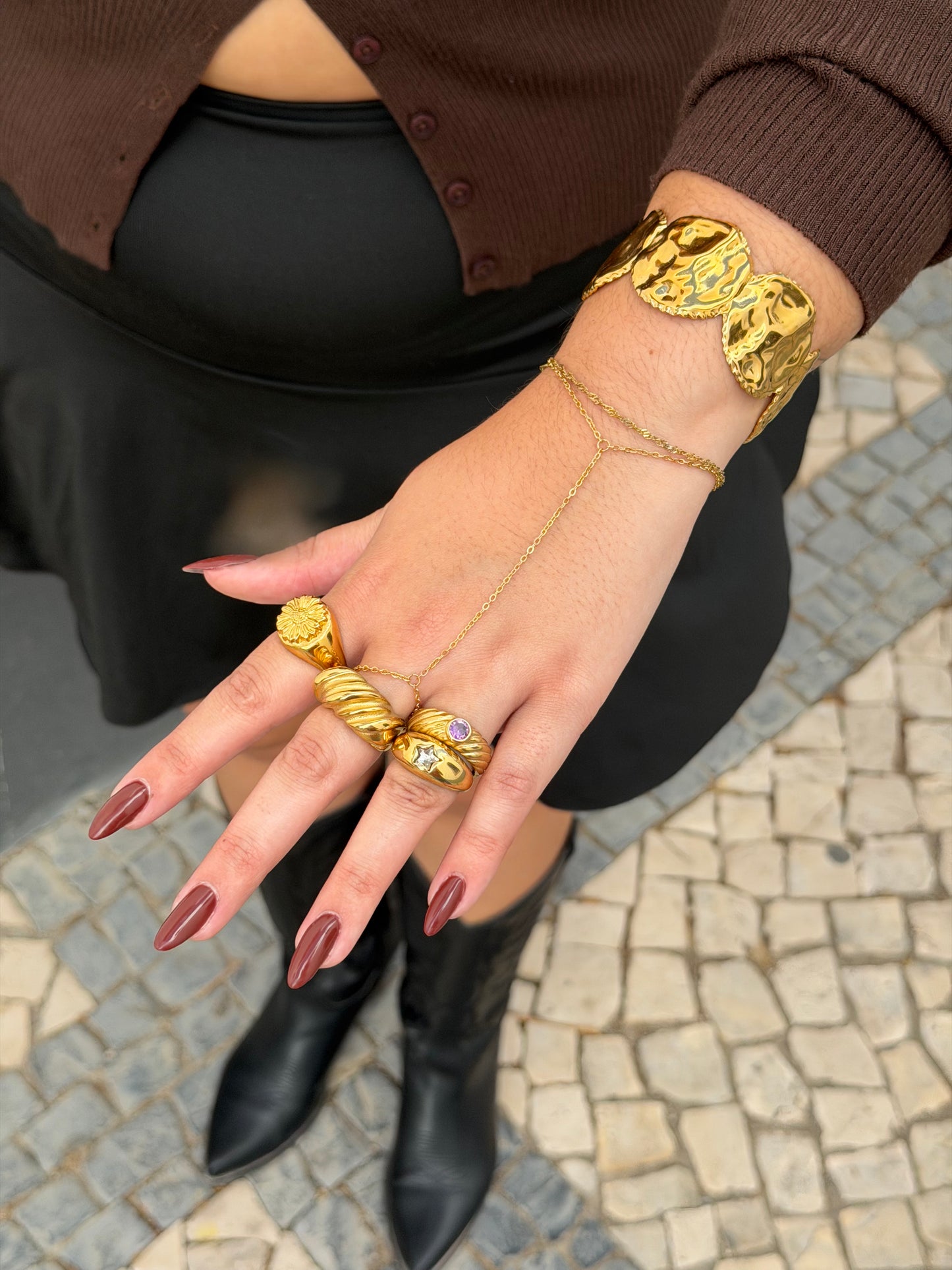 ANEL ROYAL DOURADO COM PEDRA LILÁS EM AÇO INOXIDÁVEL