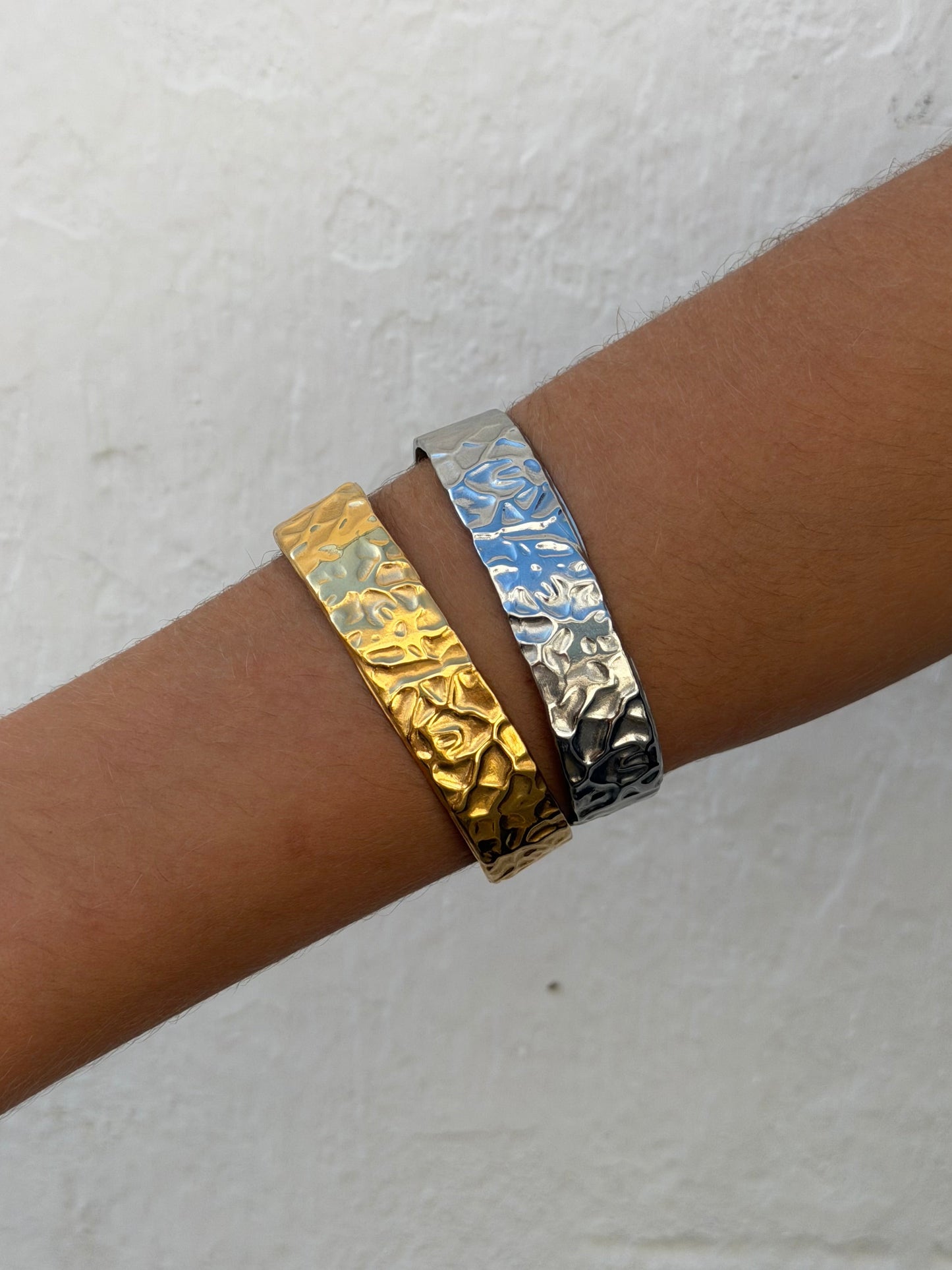 PULSEIRA MARTELADA RÍGIDA EM AÇO INOXIDÁVEL