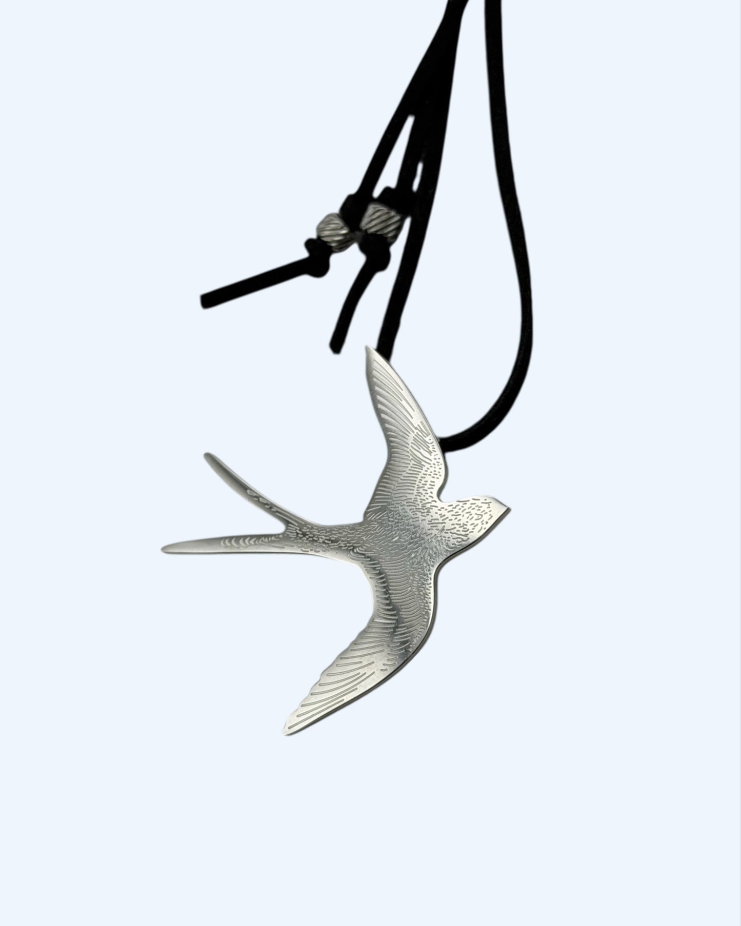 COLAR DE CAMURÇA COM PÁSSARO ANDORINHA EM AÇO INOXIDÁVEL