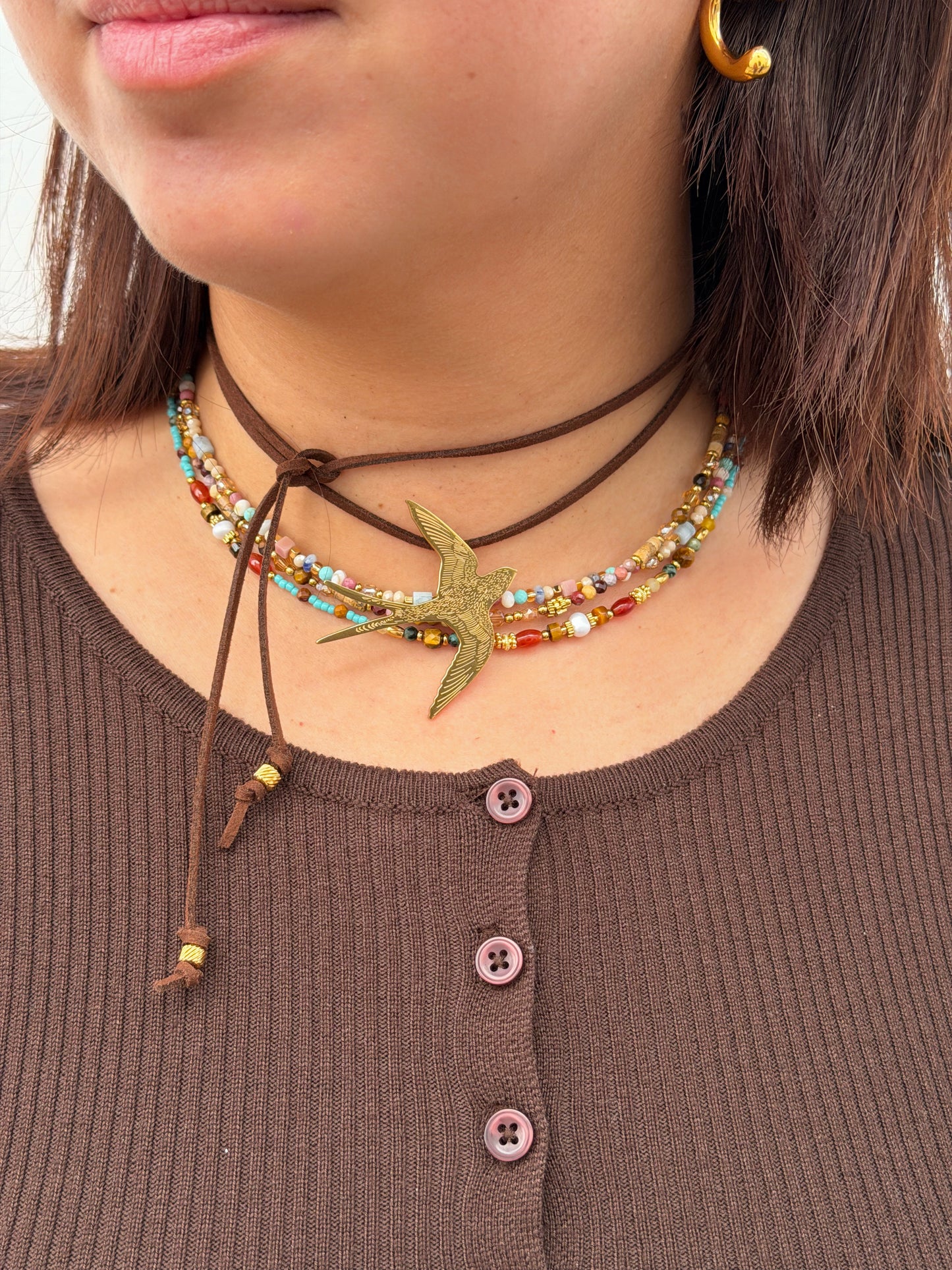 COLAR DE CAMURÇA COM PÁSSARO ANDORINHA EM AÇO INOXIDÁVEL